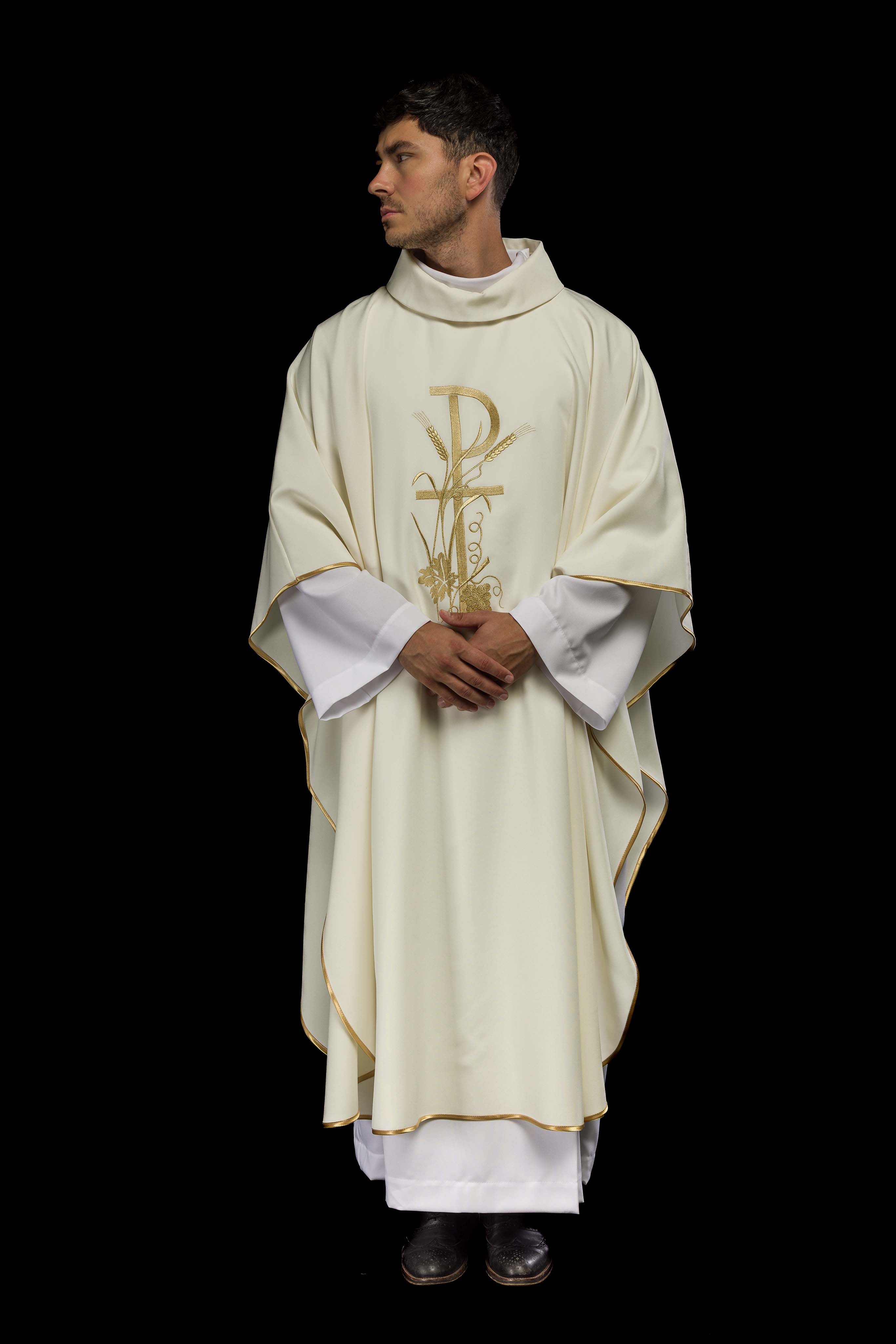 Chasuble embroidered in ecru