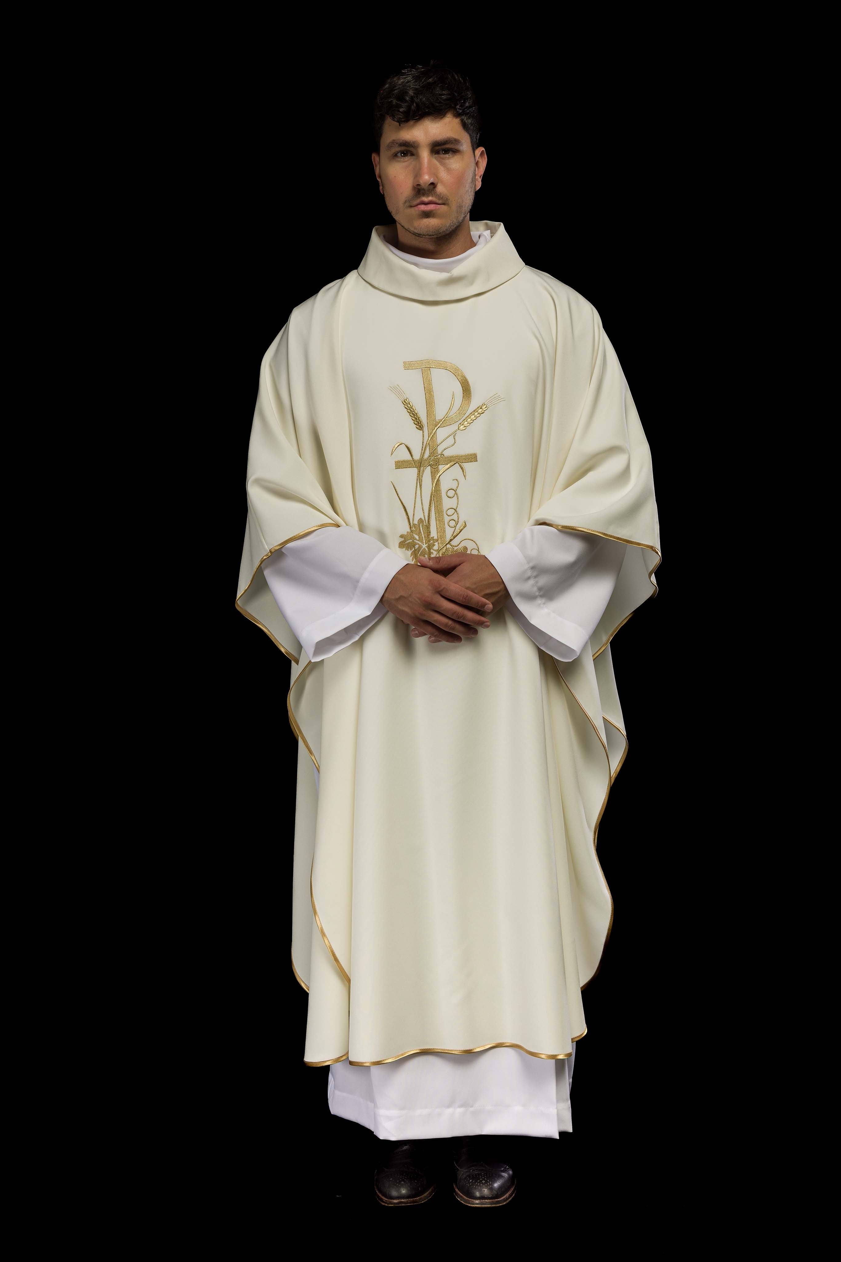 Chasuble embroidered in ecru