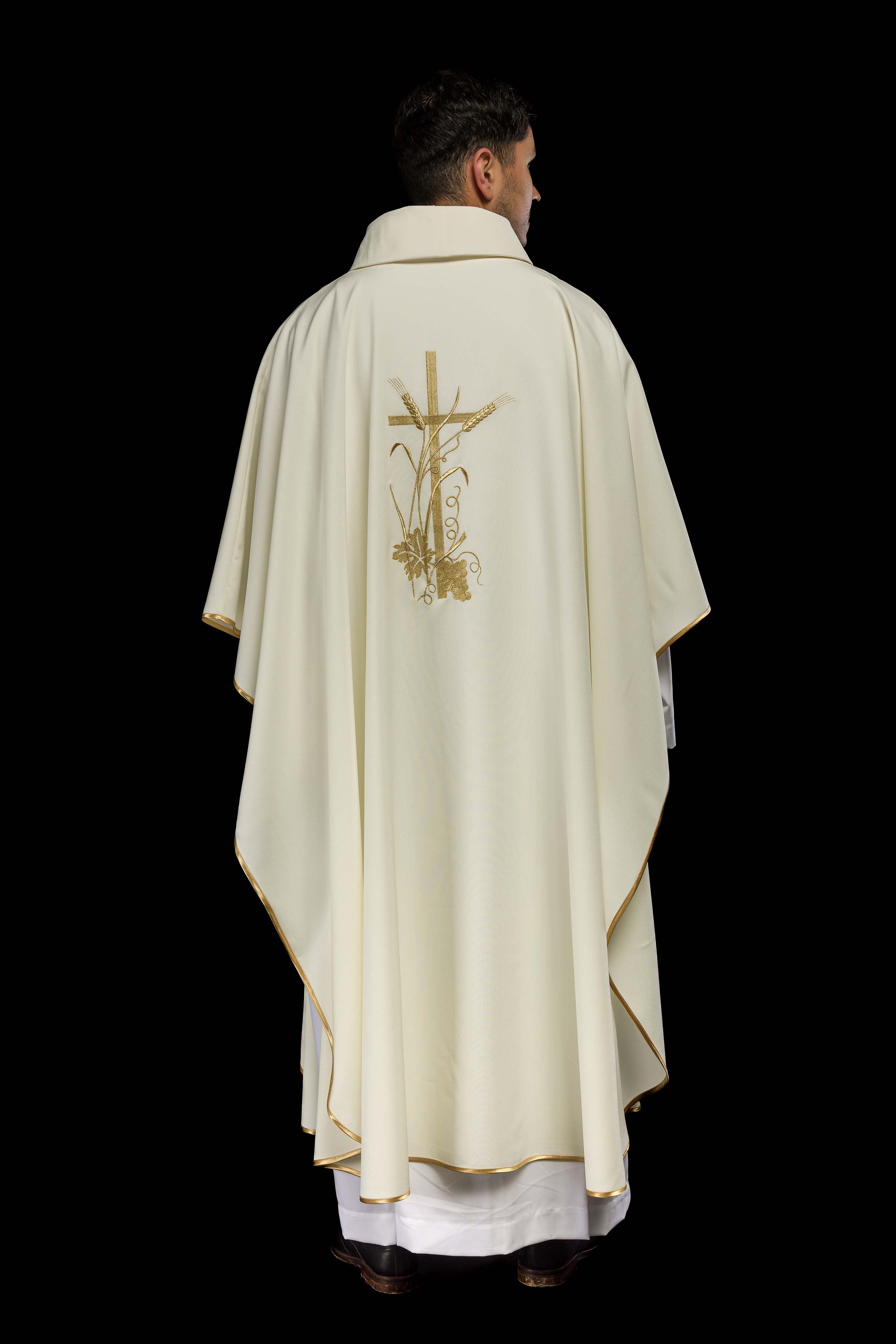 Chasuble embroidered in ecru