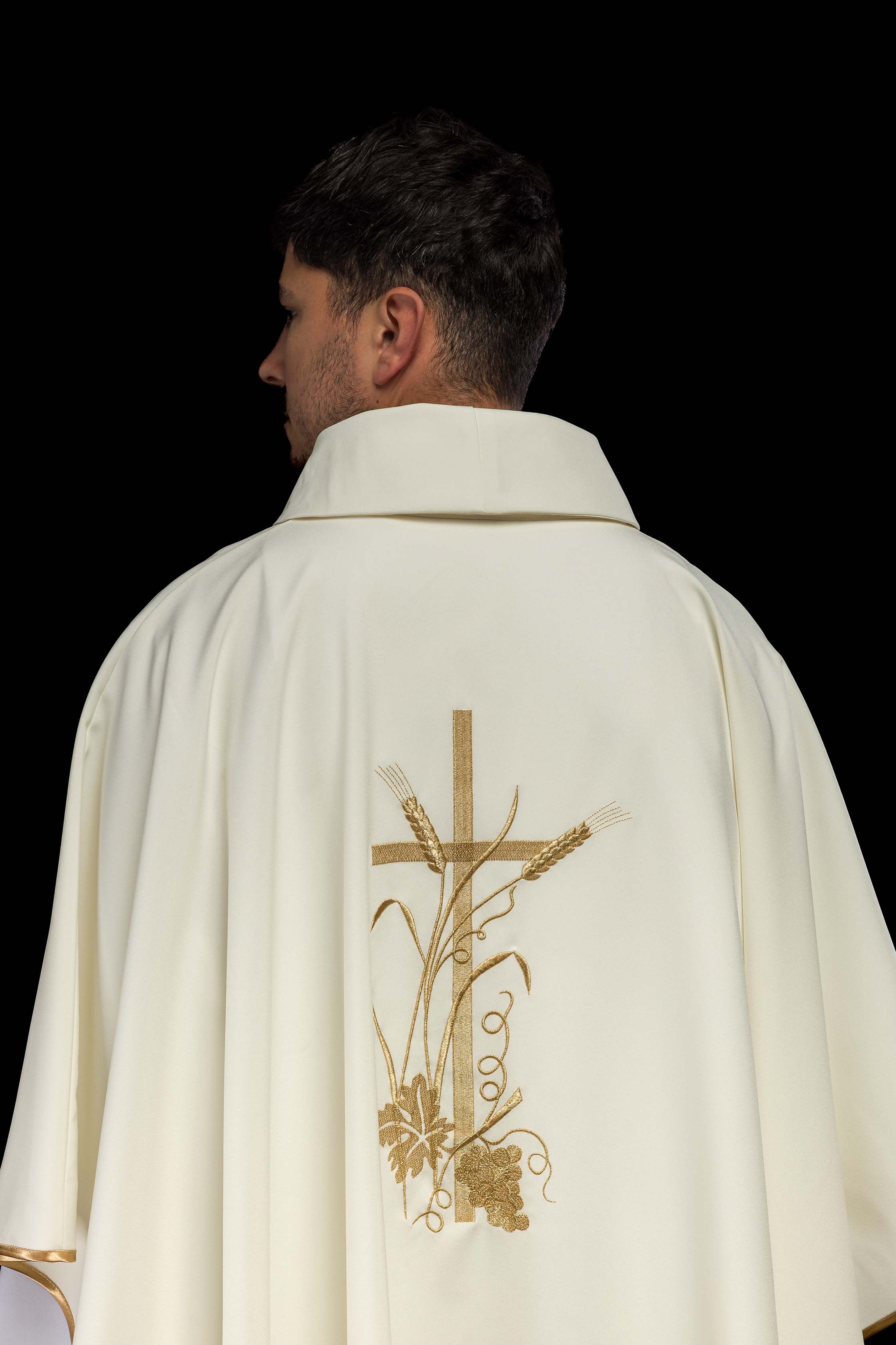 Chasuble embroidered in ecru