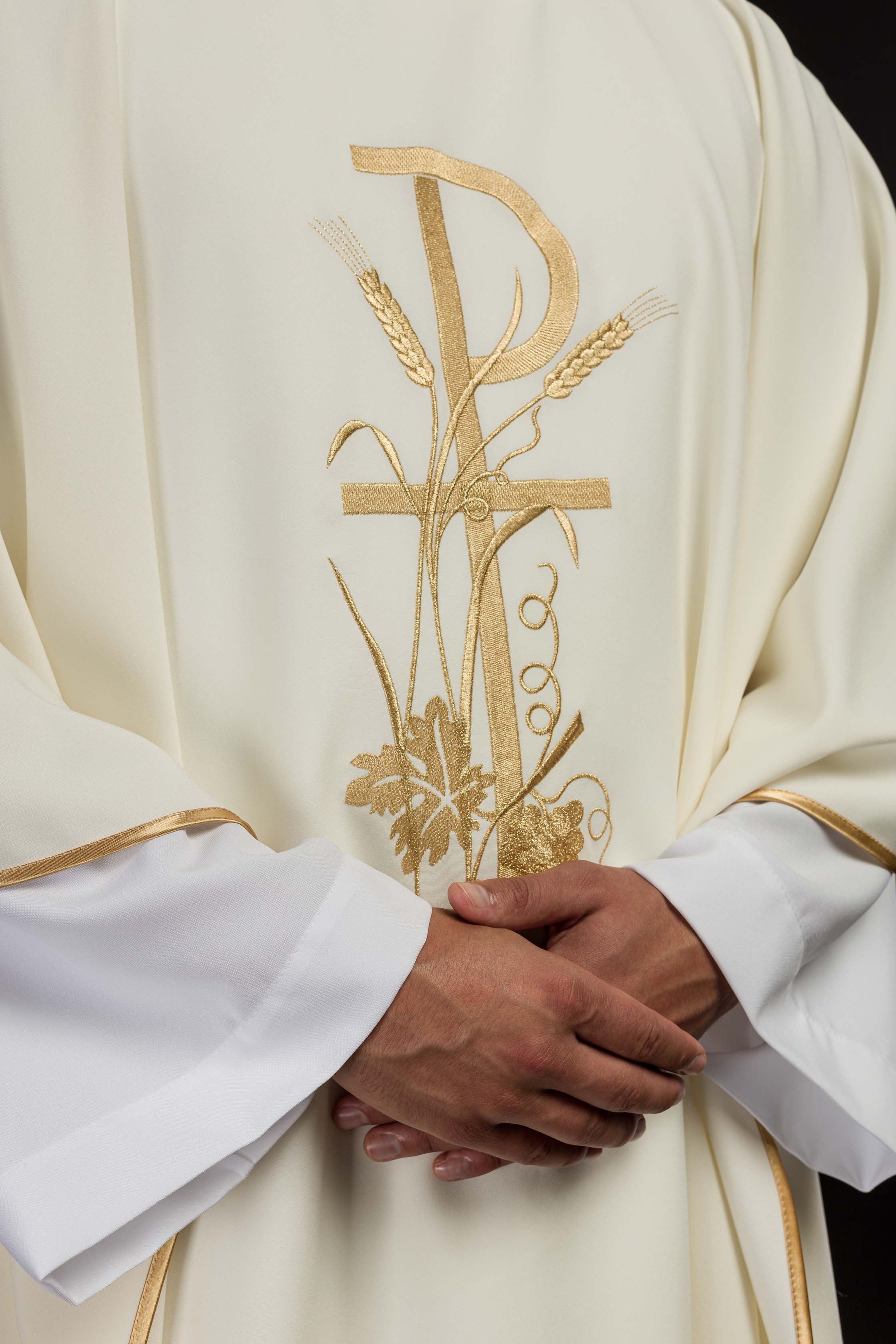 Chasuble embroidered in ecru