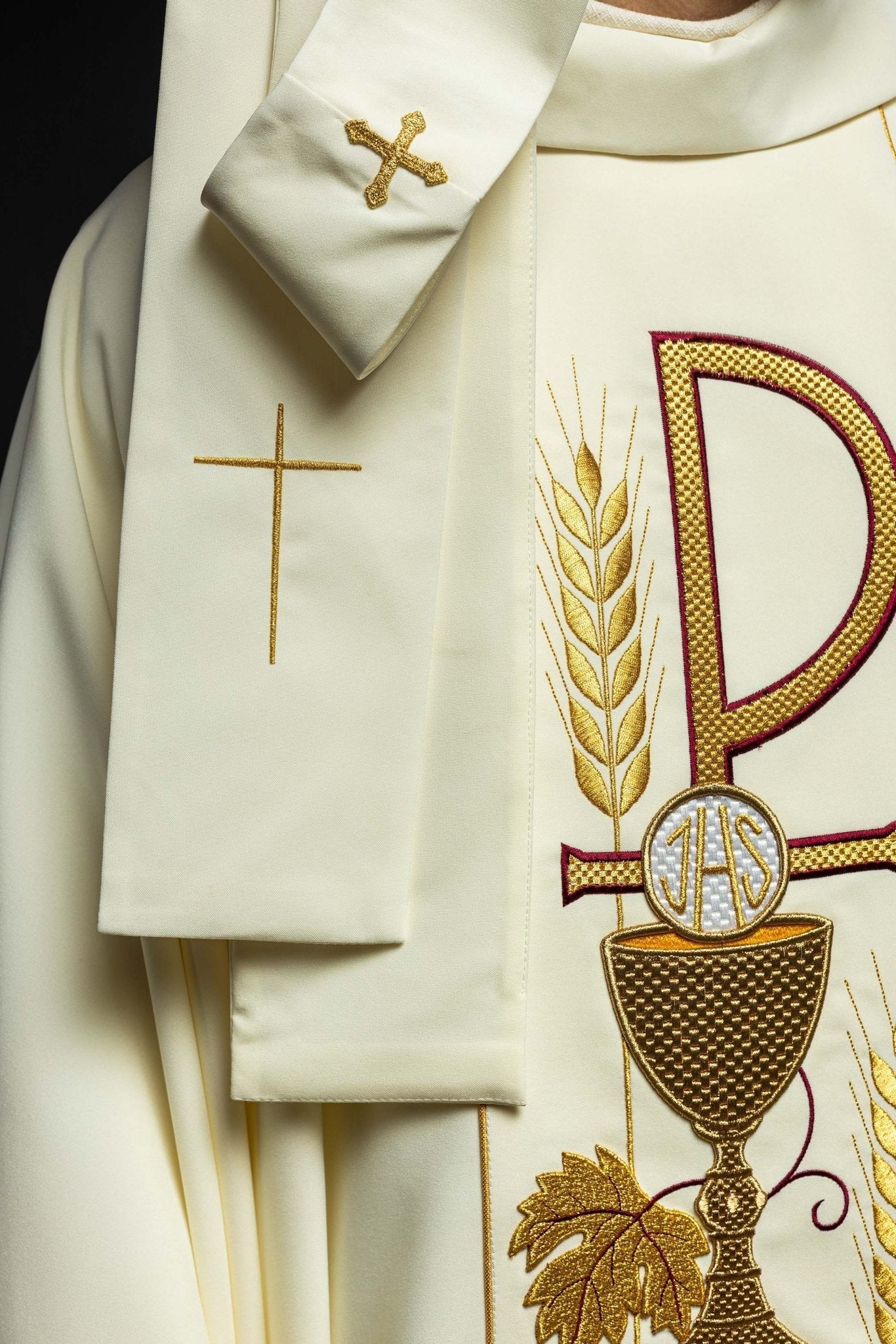 Chasuble embroidered with IHS Chalice pattern in ecru KOR/001/05/01 ECRU - HAFTINAUSA.COM