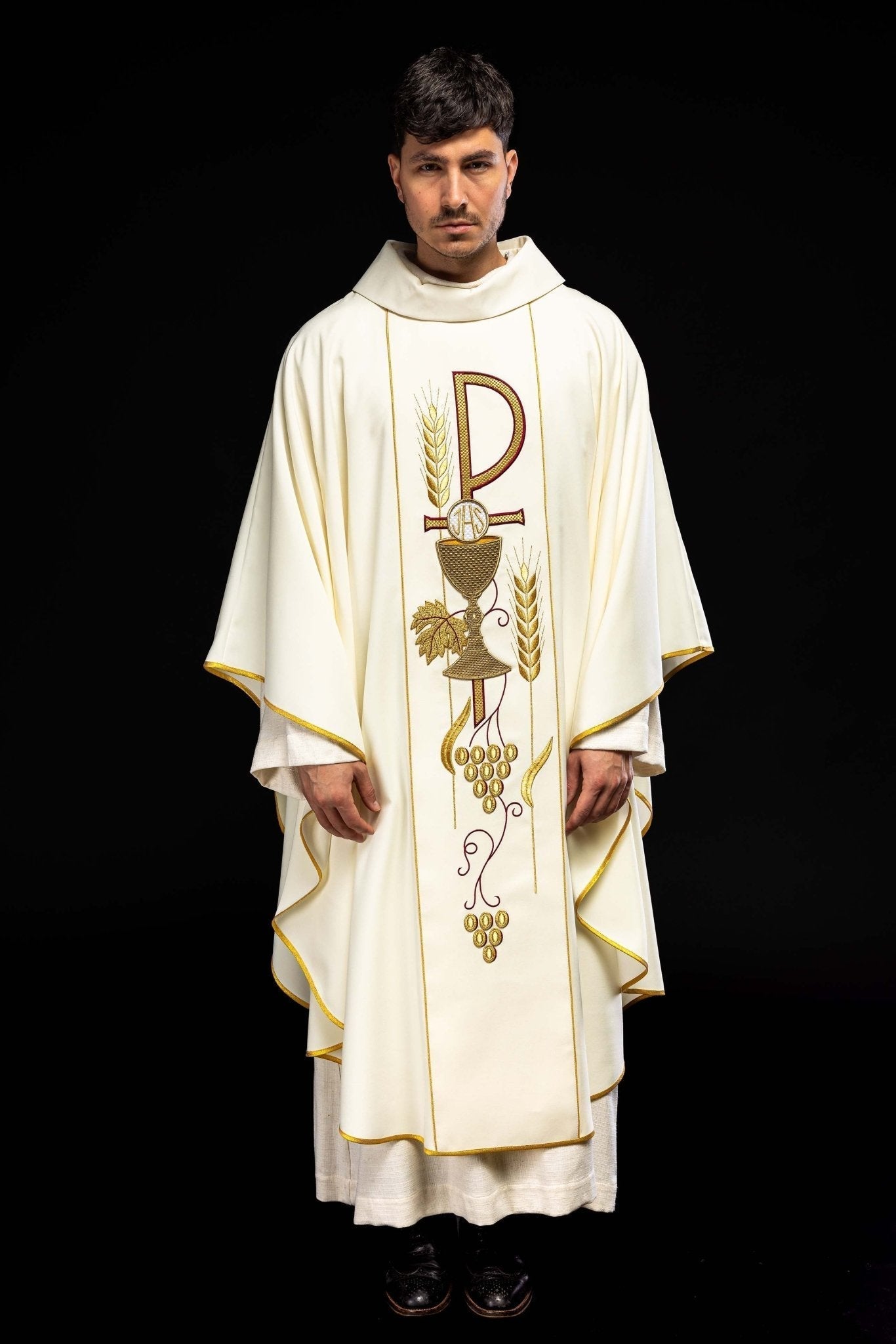Chasuble embroidered with IHS Chalice pattern in ecru KOR/001/05/01 ECRU - HAFTINAUSA.COM