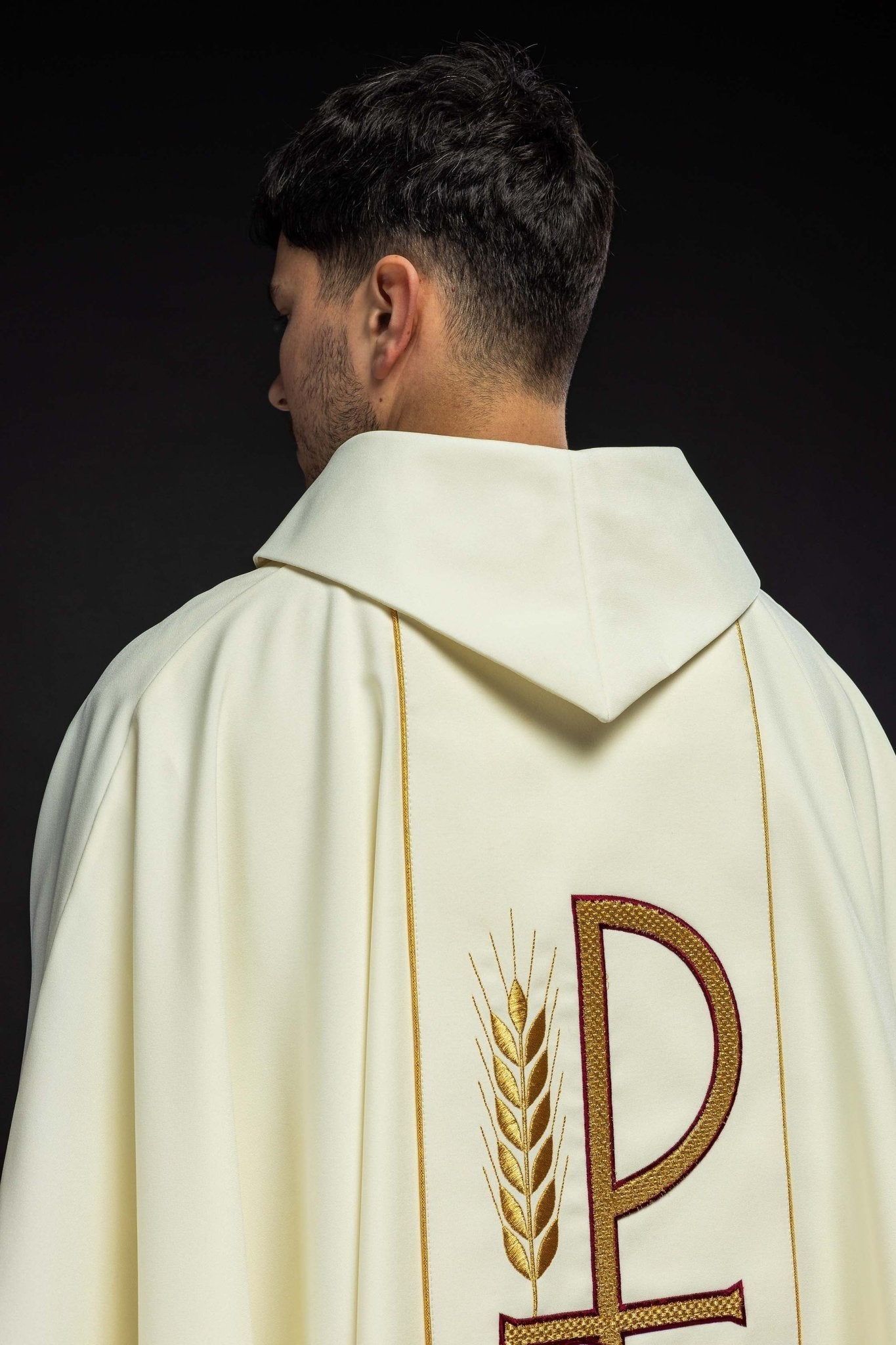 Chasuble embroidered with IHS Chalice pattern in ecru KOR/001/05/01 ECRU - HAFTINAUSA.COM