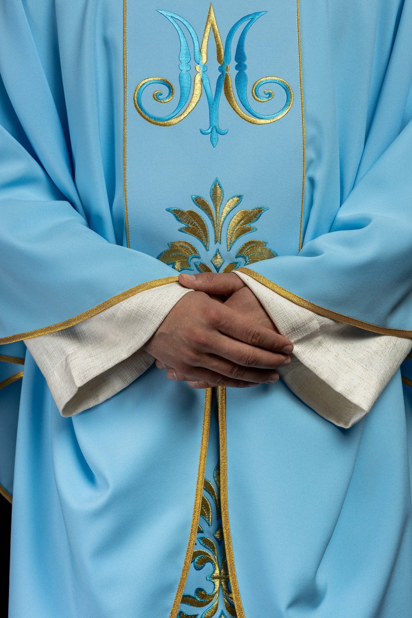 Chasuble embroidered with the Marian motif in blue KOR/061/06/01 NIEBIESKI - HAFTINAUSA.COM