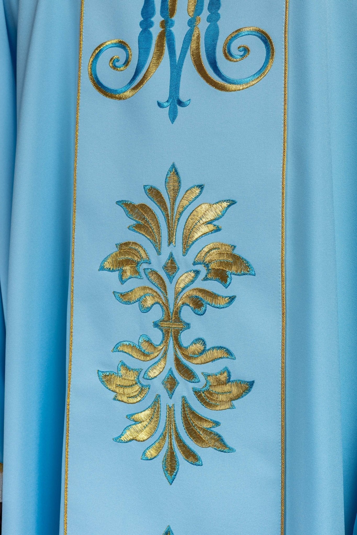 Chasuble embroidered with the Marian motif in blue KOR/061/06/01 NIEBIESKI - HAFTINAUSA.COM