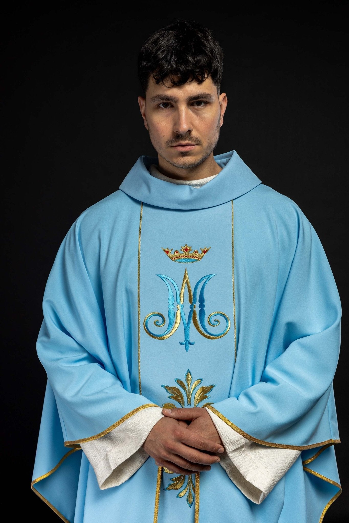 Chasuble embroidered with the Marian motif in blue KOR/061/06/01 NIEBIESKI - HAFTINAUSA.COM