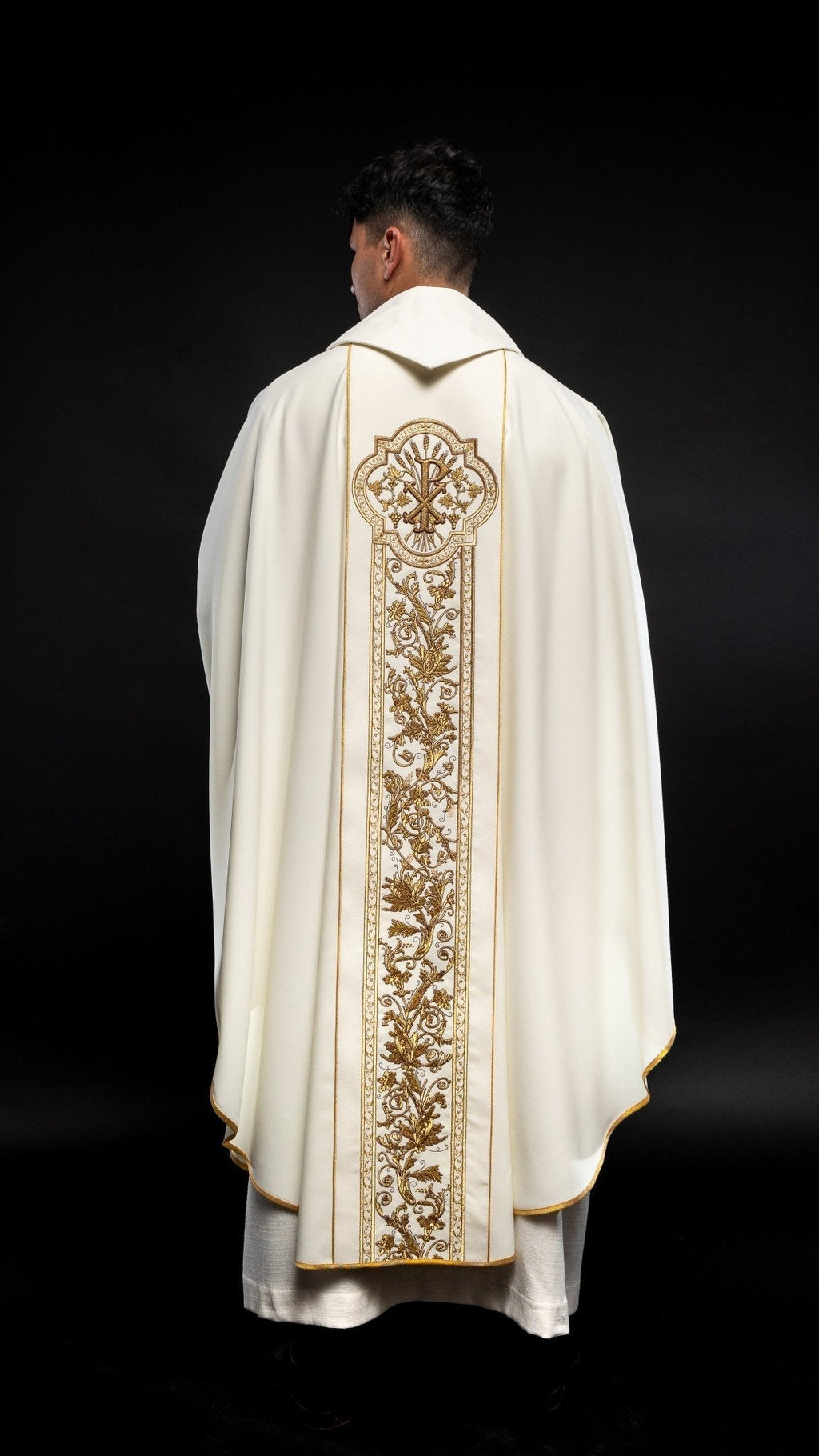 Chasuble richly embroidered with the symbol of the Sacred Heart of Jesus in ecru KOR/109/05/01 ECRU - HAFTINAUSA.COM