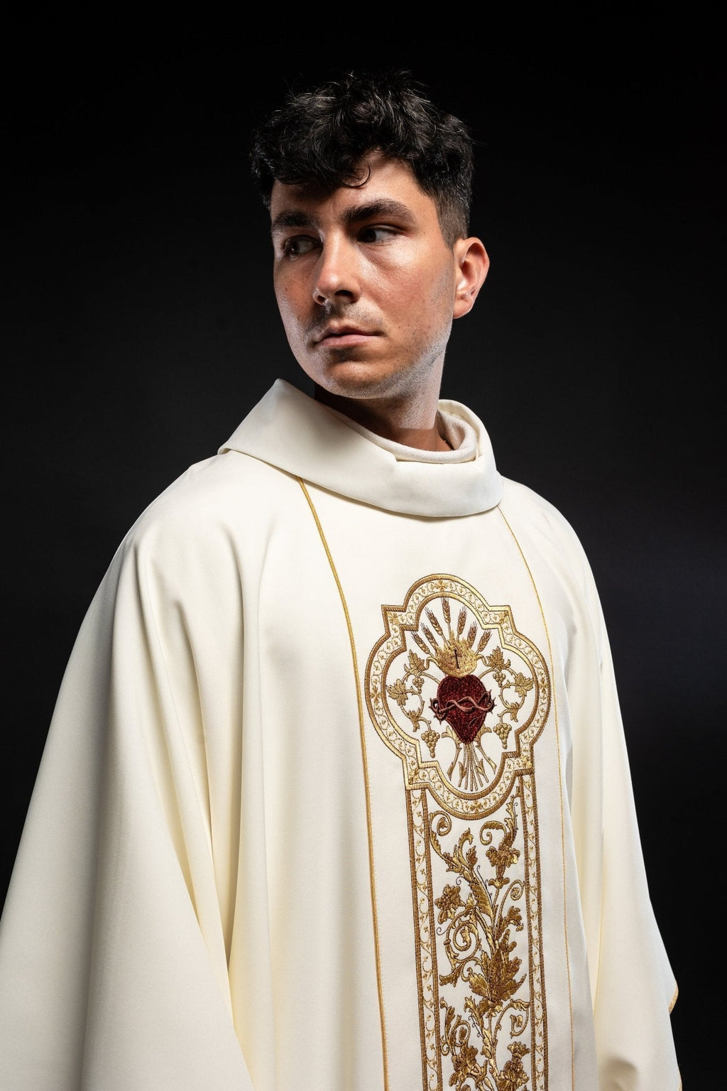 Chasuble richly embroidered with the symbol of the Sacred Heart of Jesus in ecru KOR/109/05/01 ECRU - HAFTINAUSA.COM