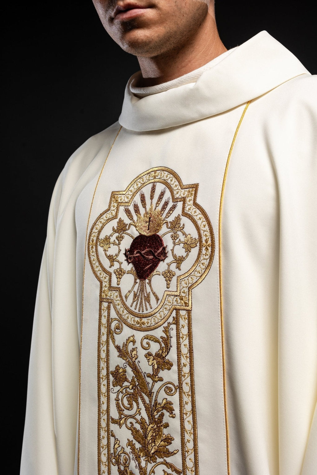 Chasuble richly embroidered with the symbol of the Sacred Heart of Jesus in ecru KOR/109/05/01 ECRU - HAFTINAUSA.COM