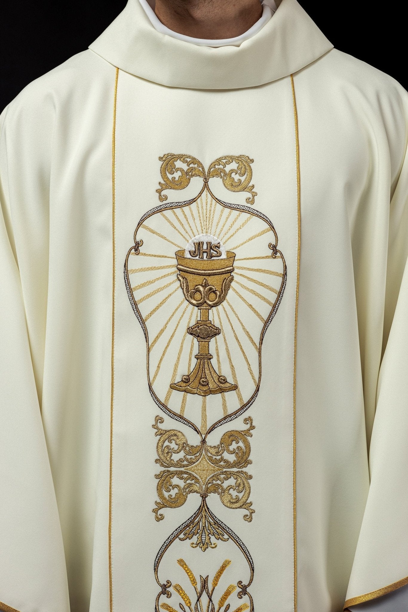 Chasuble with embroidered chalice symbol in ecru KOR/038/05/01 ECRU - HAFTINAUSA.COM