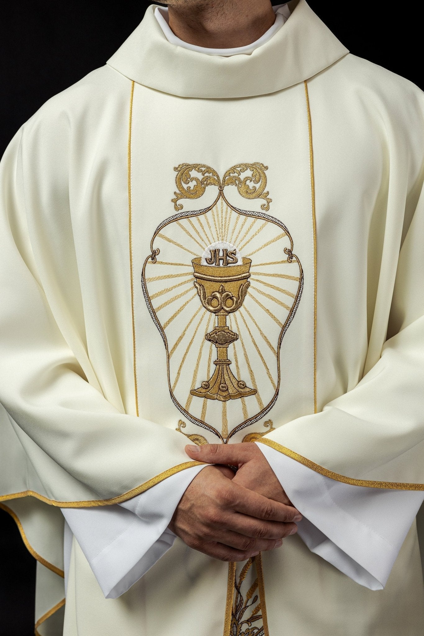 Chasuble with embroidered chalice symbol in ecru KOR/038/05/01 ECRU - HAFTINAUSA.COM