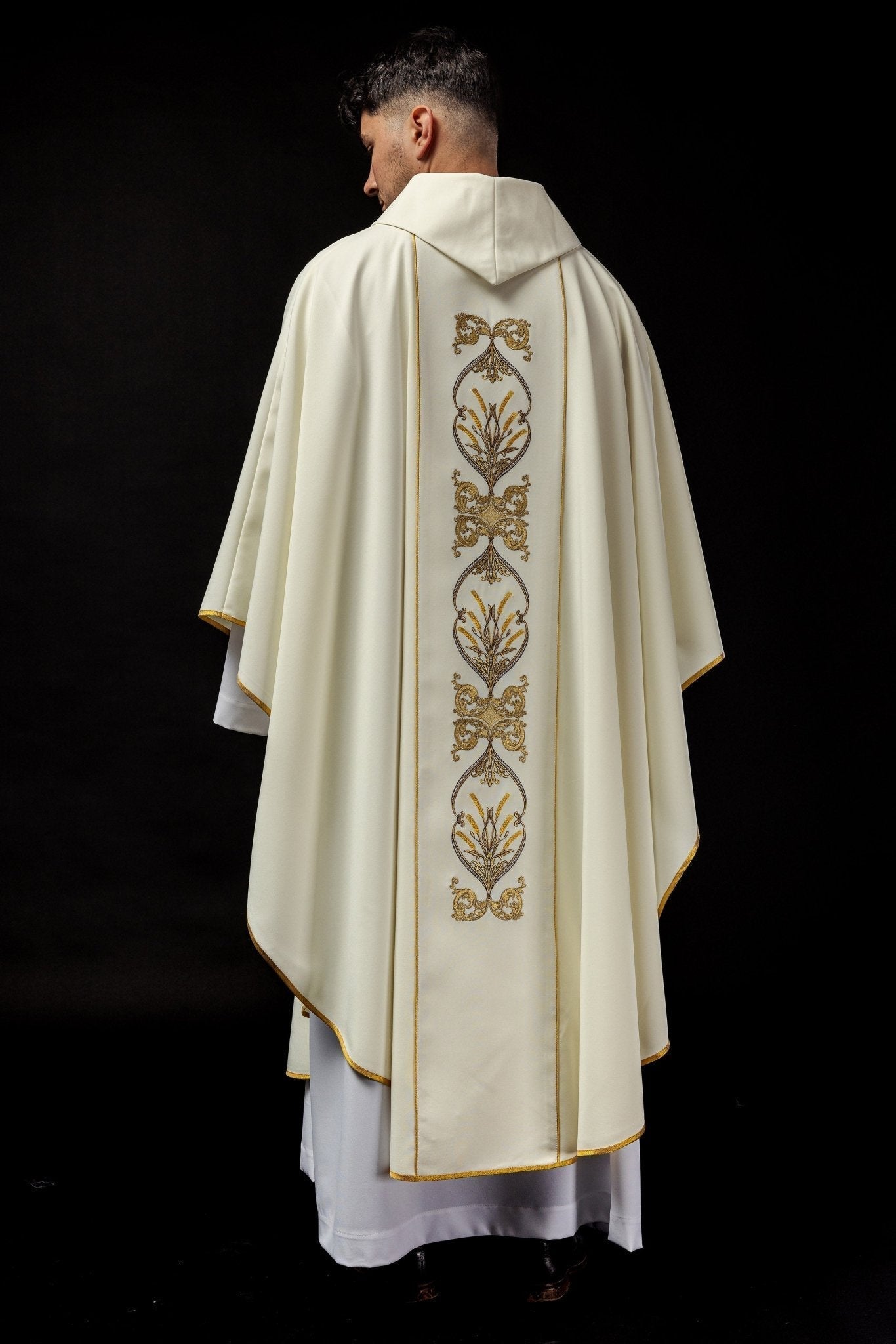 Chasuble with embroidered chalice symbol in ecru KOR/038/05/01 ECRU - HAFTINAUSA.COM