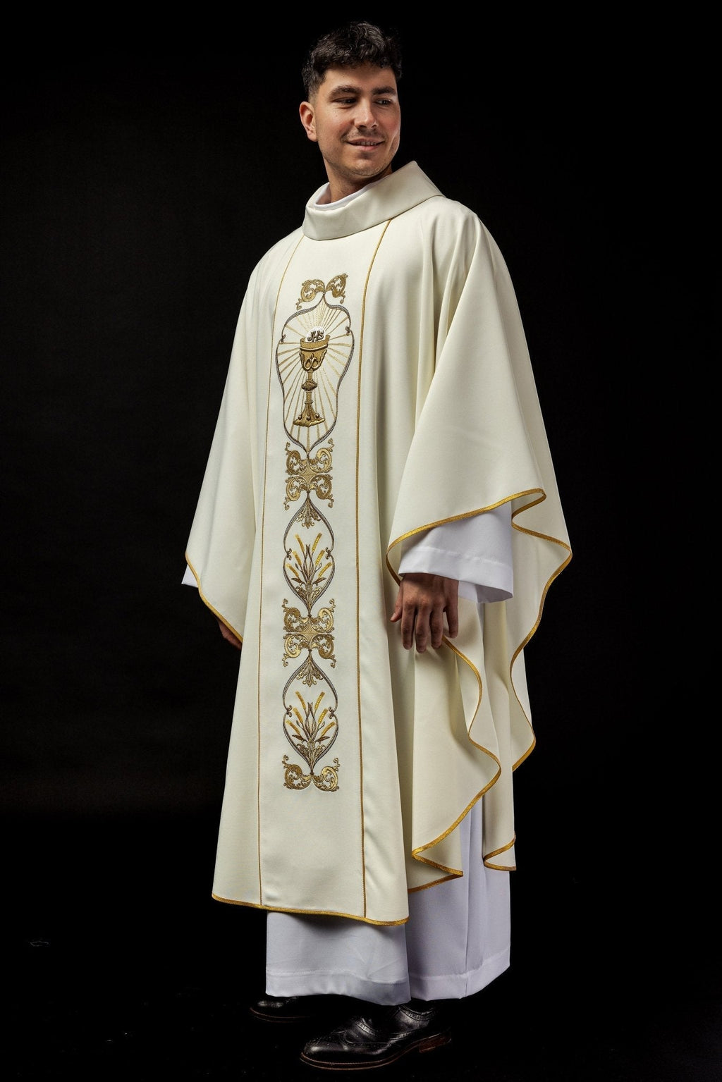 Chasuble with embroidered chalice symbol in ecru KOR/038/05/01 ECRU - HAFTINAUSA.COM
