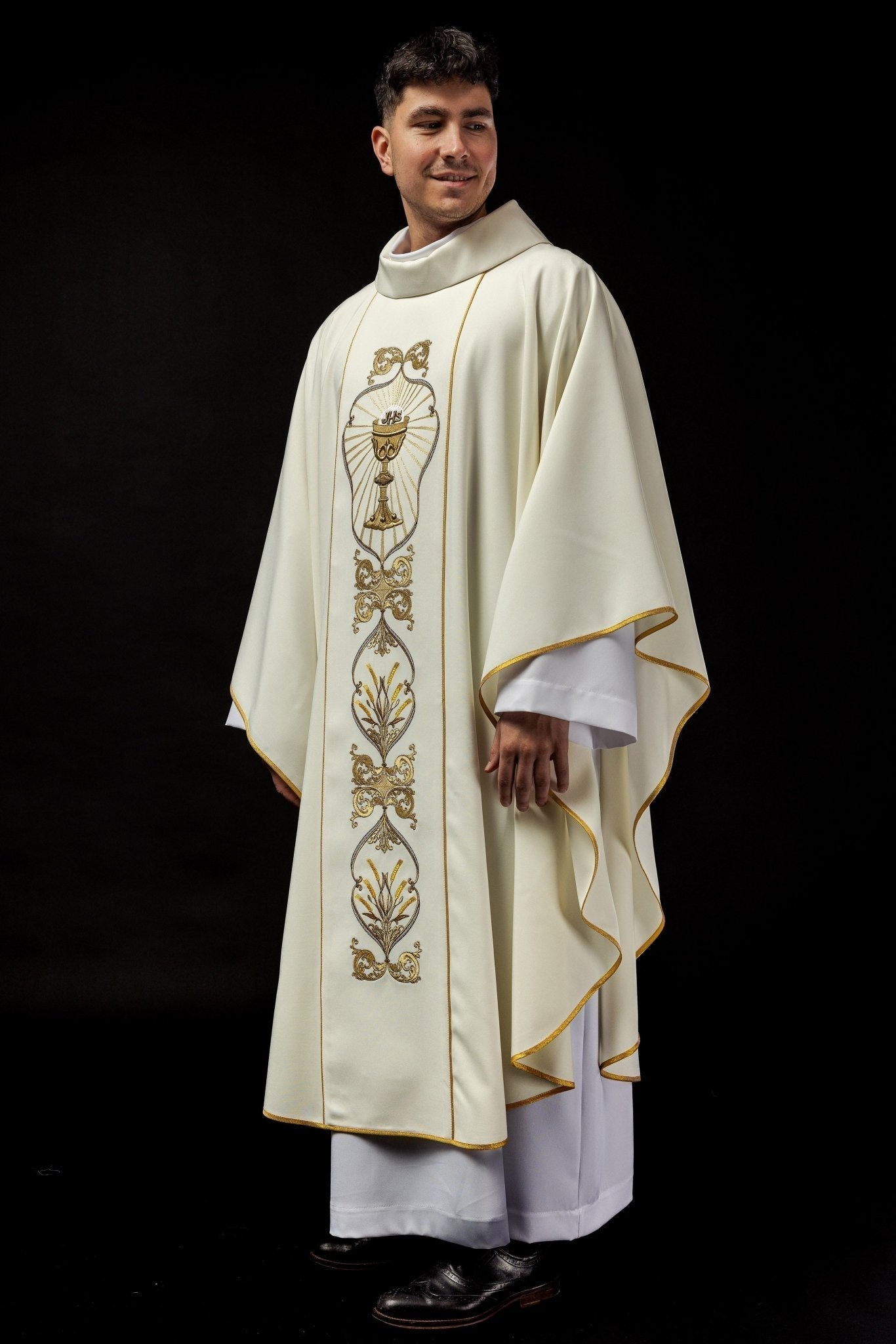 Chasuble with embroidered chalice symbol in ecru KOR/038/05/01 ECRU - HAFTINAUSA.COM