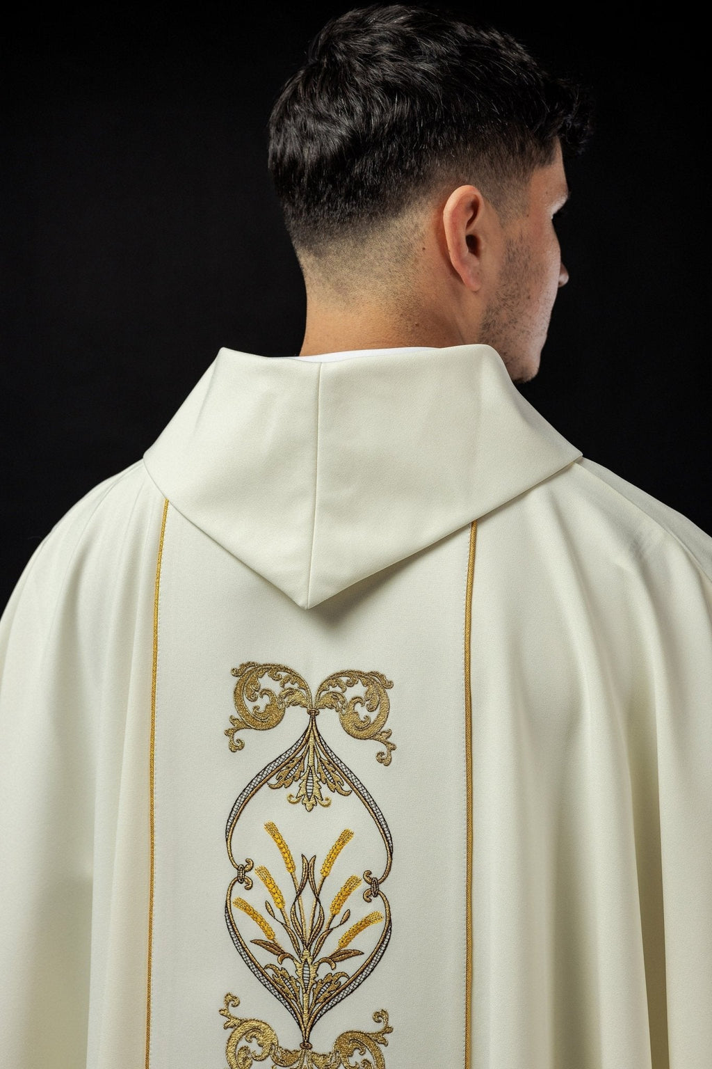 Chasuble with embroidered chalice symbol in ecru KOR/038/05/01 ECRU - HAFTINAUSA.COM