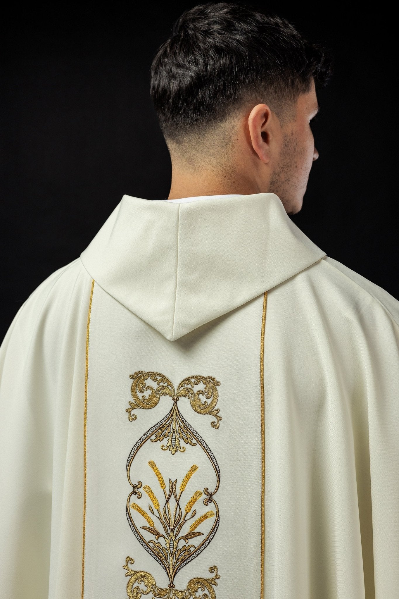 Chasuble with embroidered chalice symbol in ecru KOR/038/05/01 ECRU - HAFTINAUSA.COM