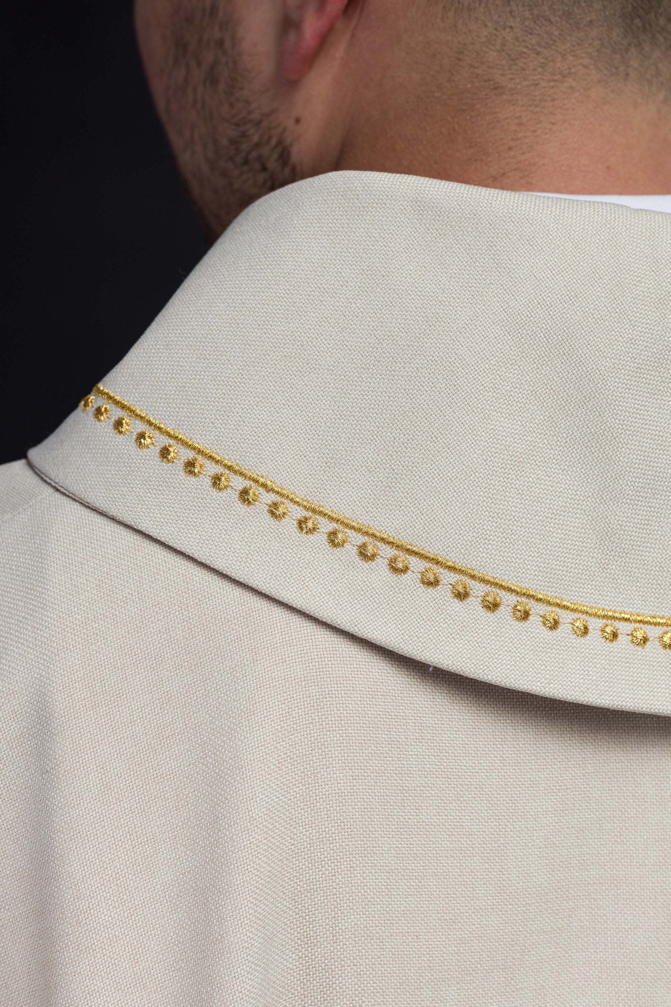 Chasuble with embroidered cross and gold trim on the ecru collar S - 7065 - 05 - 70 - HAFTINAUSA.COM