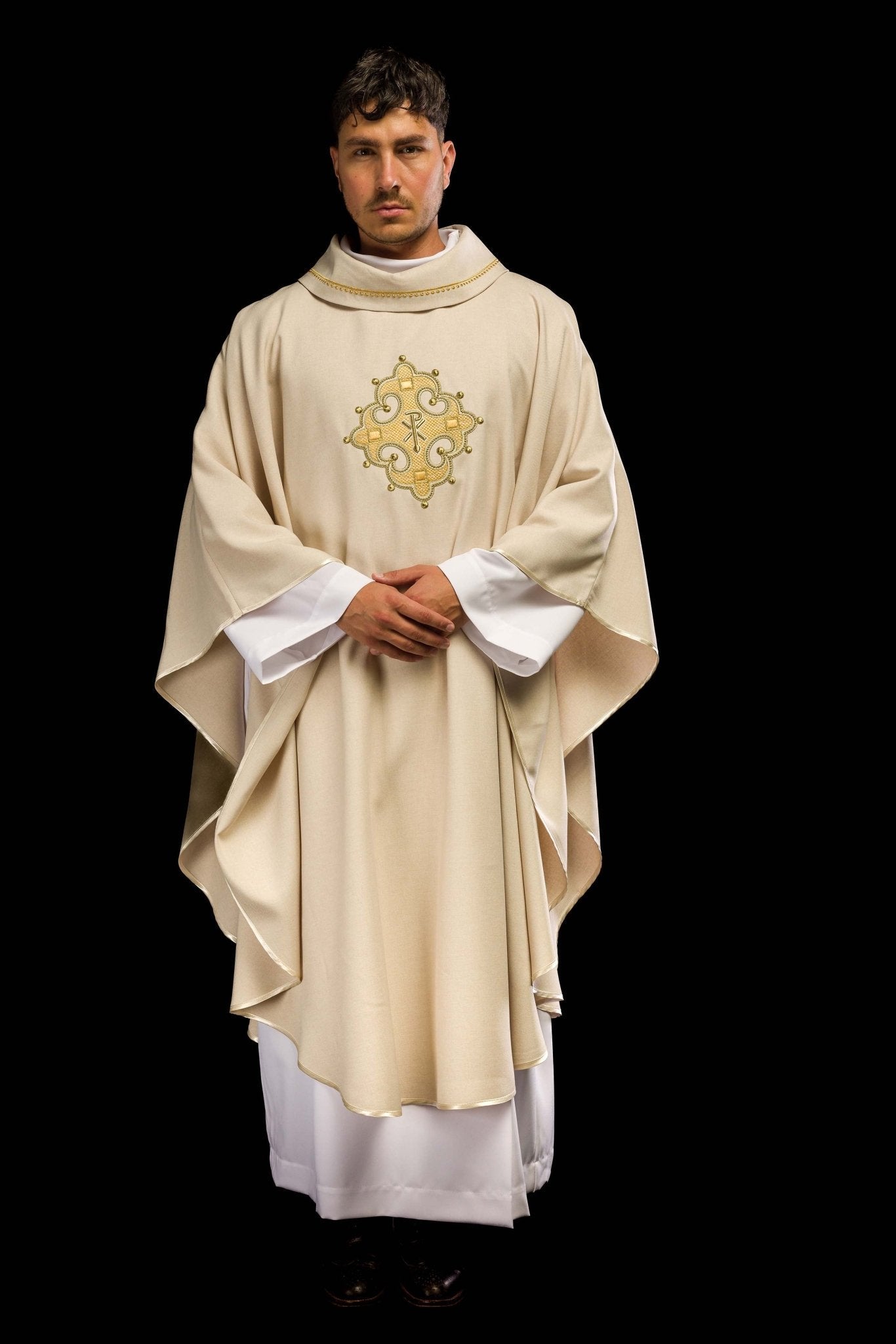Chasuble with embroidered cross and gold trim on the ecru collar S - 7065 - 05 - 70 - HAFTINAUSA.COM