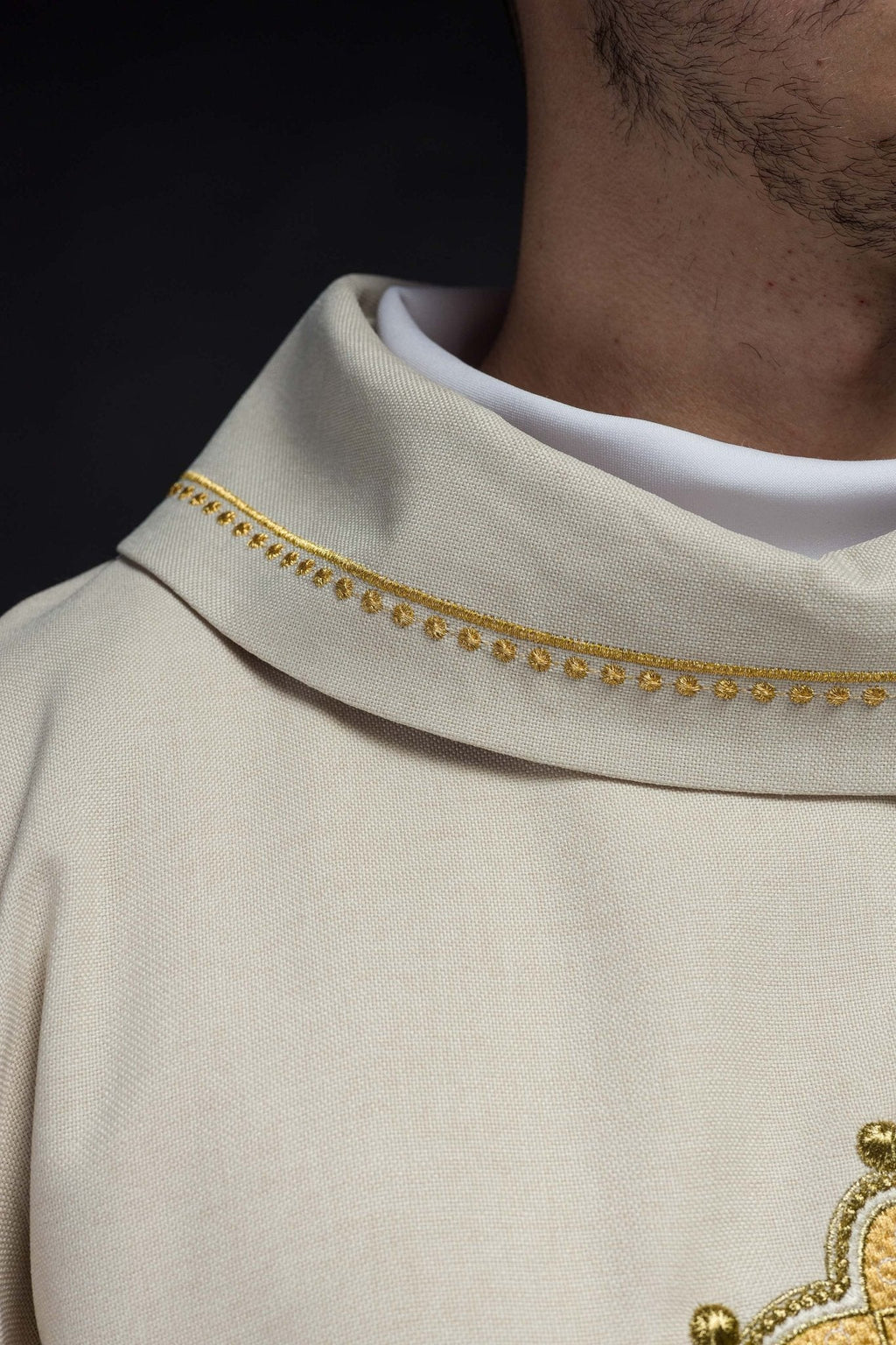 Chasuble with embroidered cross and gold trim on the ecru collar S - 7065 - 05 - 70 - HAFTINAUSA.COM
