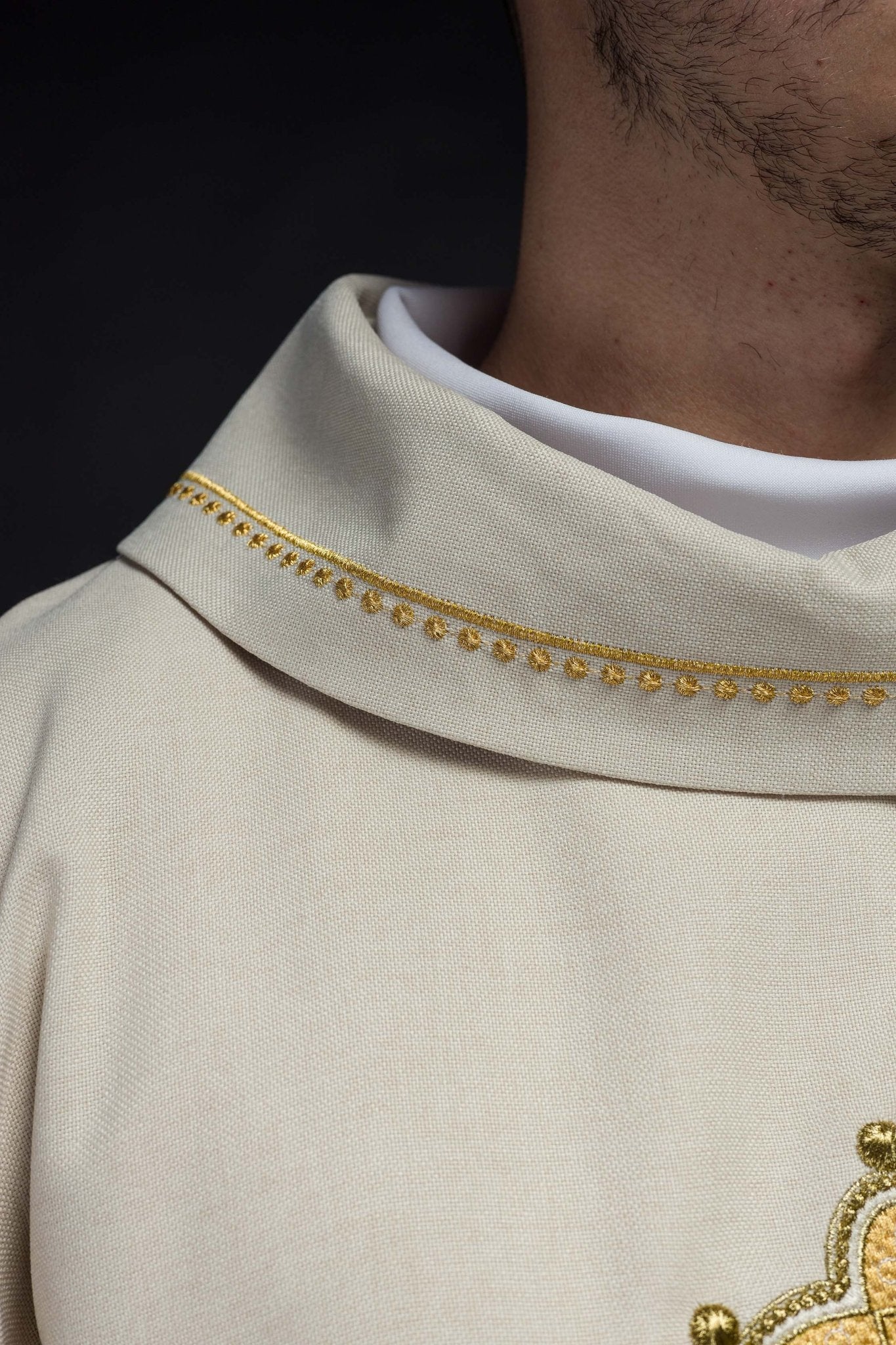 Chasuble with embroidered cross and gold trim on the ecru collar S - 7065 - 05 - 70 - HAFTINAUSA.COM