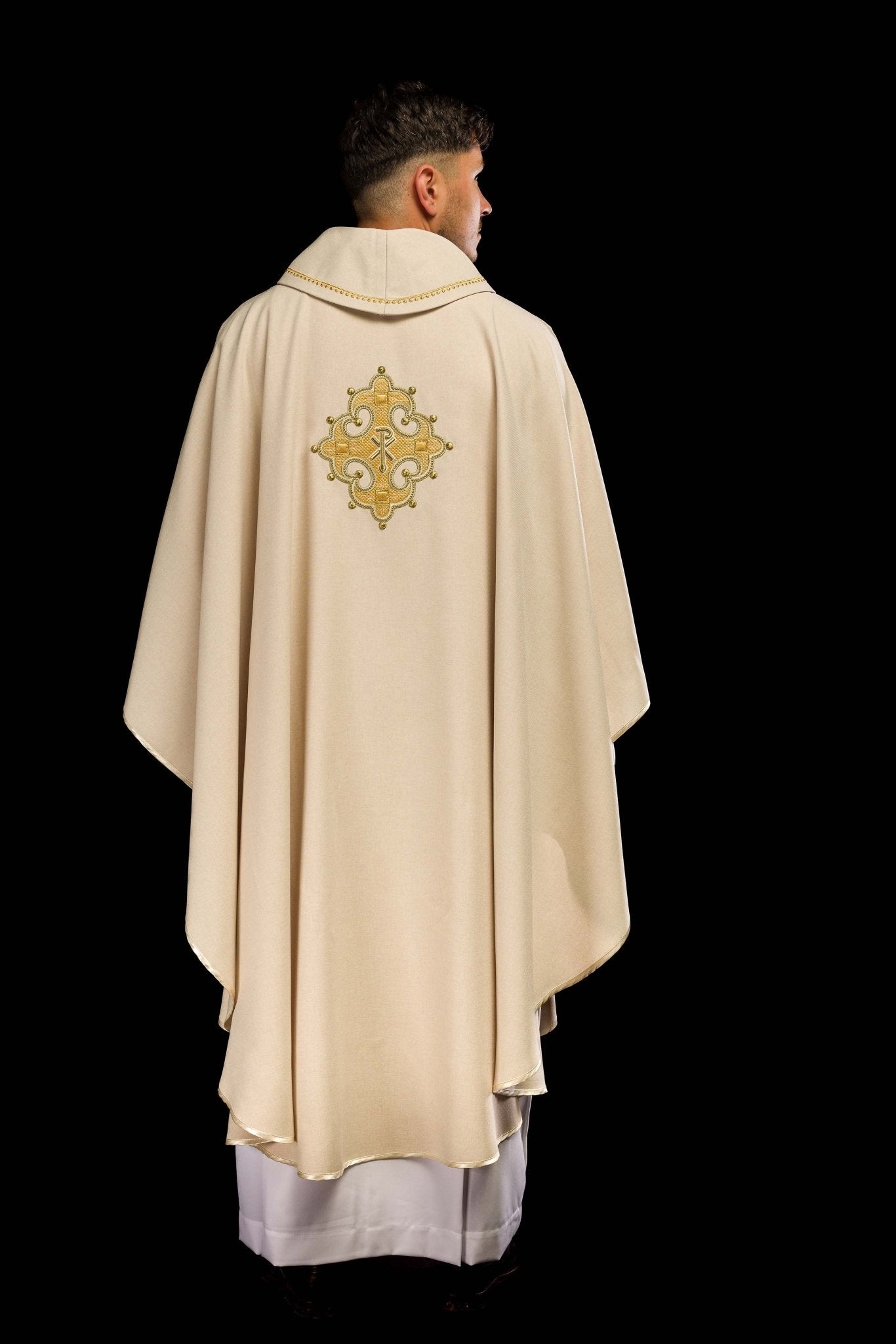 Chasuble with embroidered cross and gold trim on the ecru collar S - 7065 - 05 - 70 - HAFTINAUSA.COM