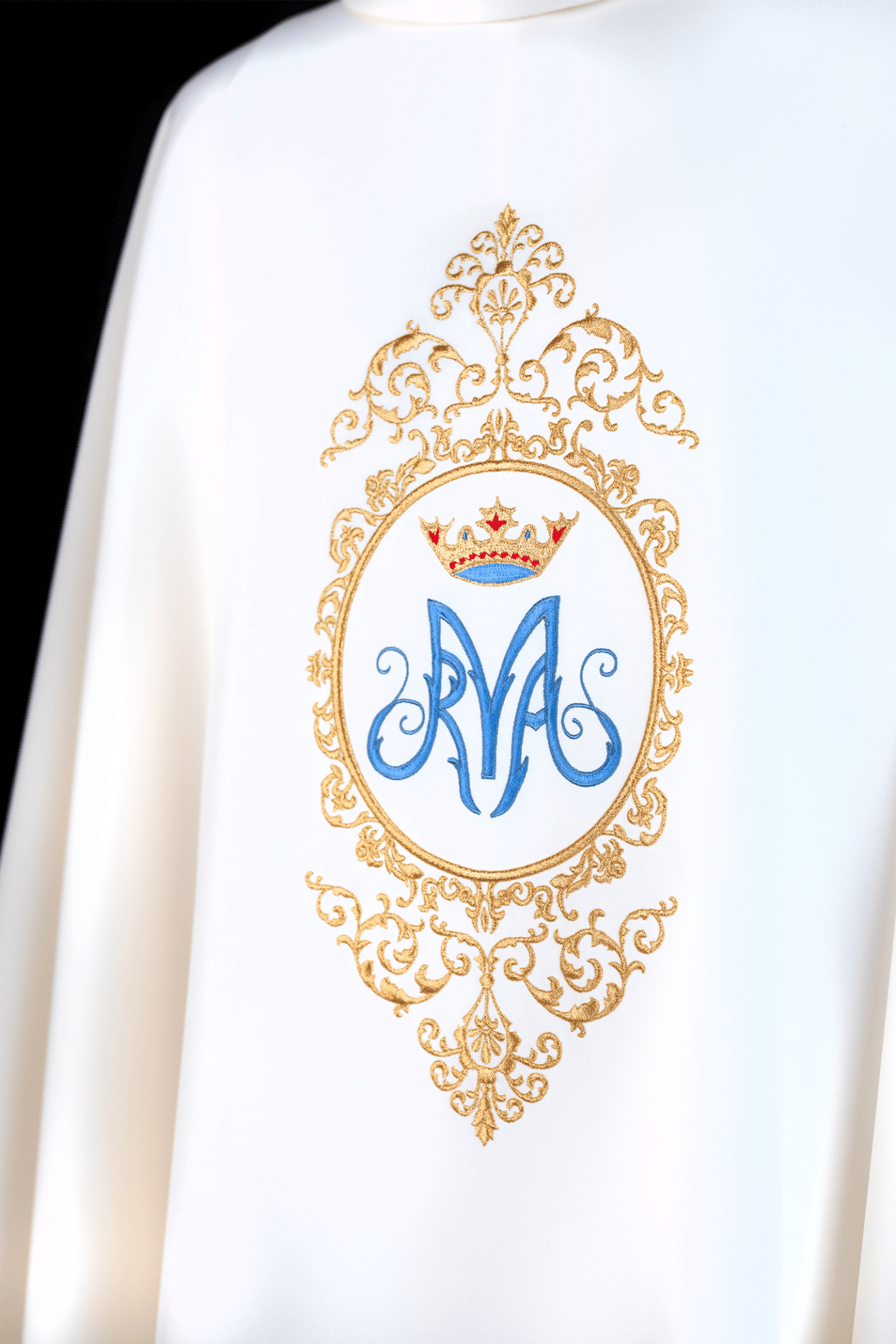 Chasuble with Marian motif framed by gold embroidery KOR/232/05/12 ECRU - HAFTINAUSA.COM