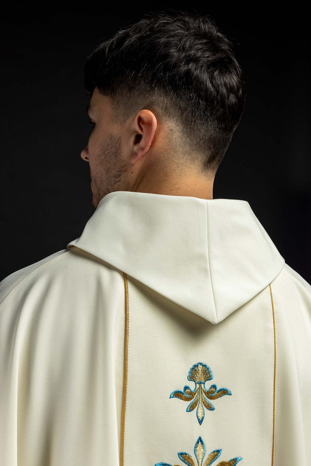 Chasuble with Mary motif in ecru color KOR/061/05/01 ECRU - HAFTINAUSA.COM
