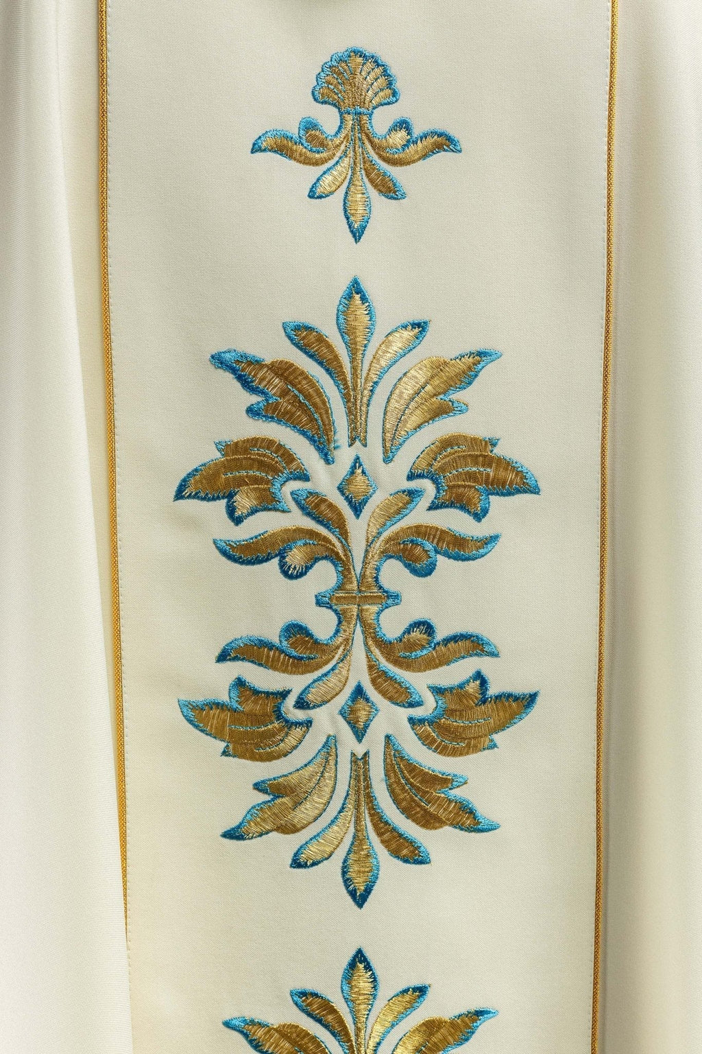 Chasuble with Mary motif in ecru color KOR/061/05/01 ECRU - HAFTINAUSA.COM