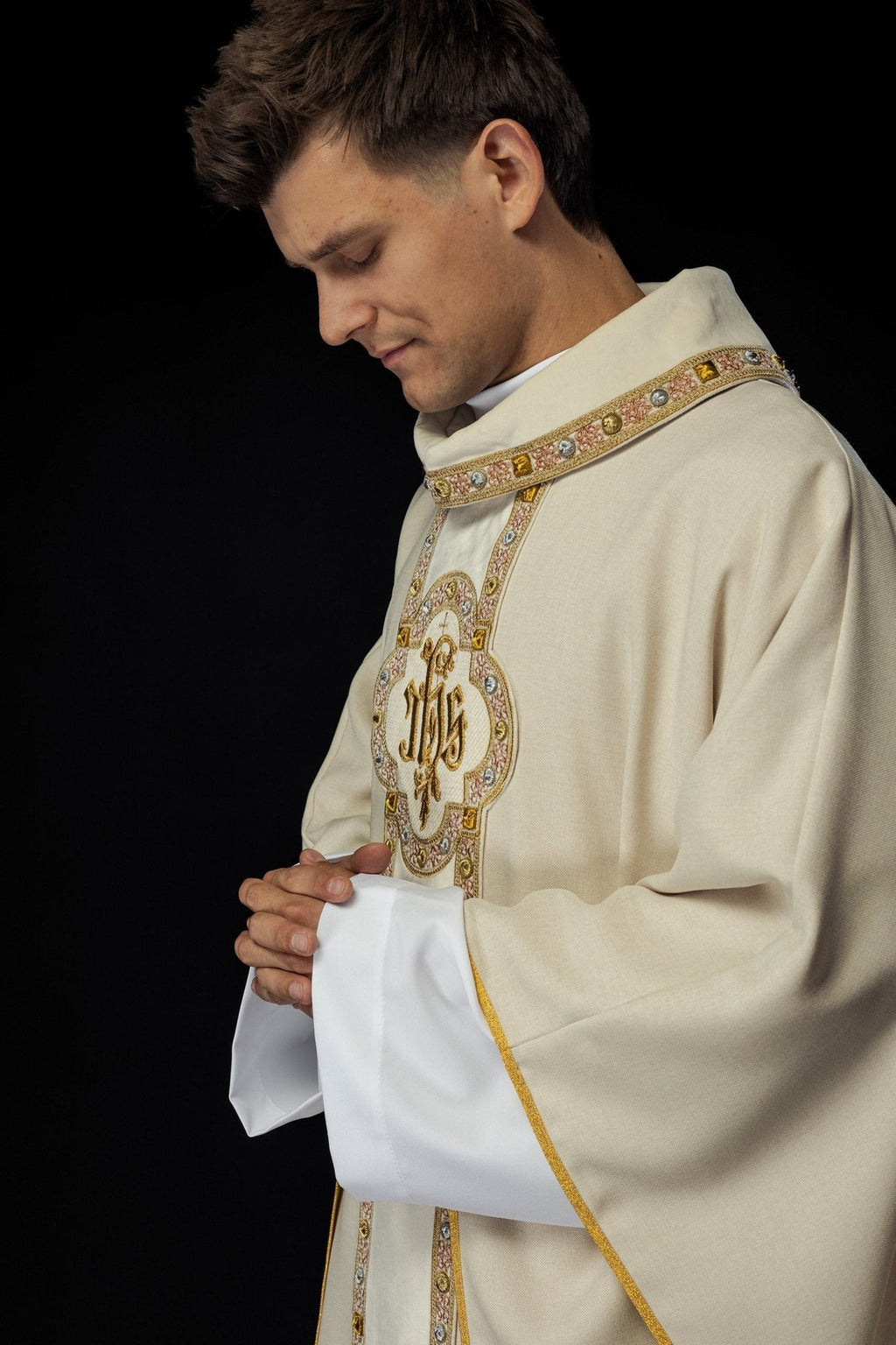 Chasuble with richly embroidered belt and piping around the IHS I collar embroidery in ecru S - 7067 - 05 - 70 - HAFTINAUSA.COM