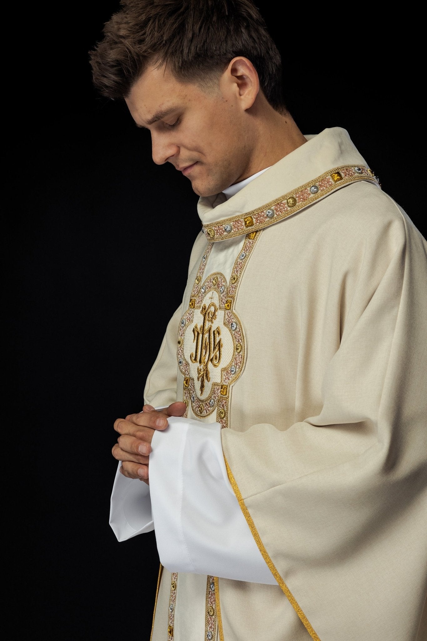 Chasuble with richly embroidered belt and piping around the IHS I collar embroidery in ecru S - 7067 - 05 - 70 - HAFTINAUSA.COM