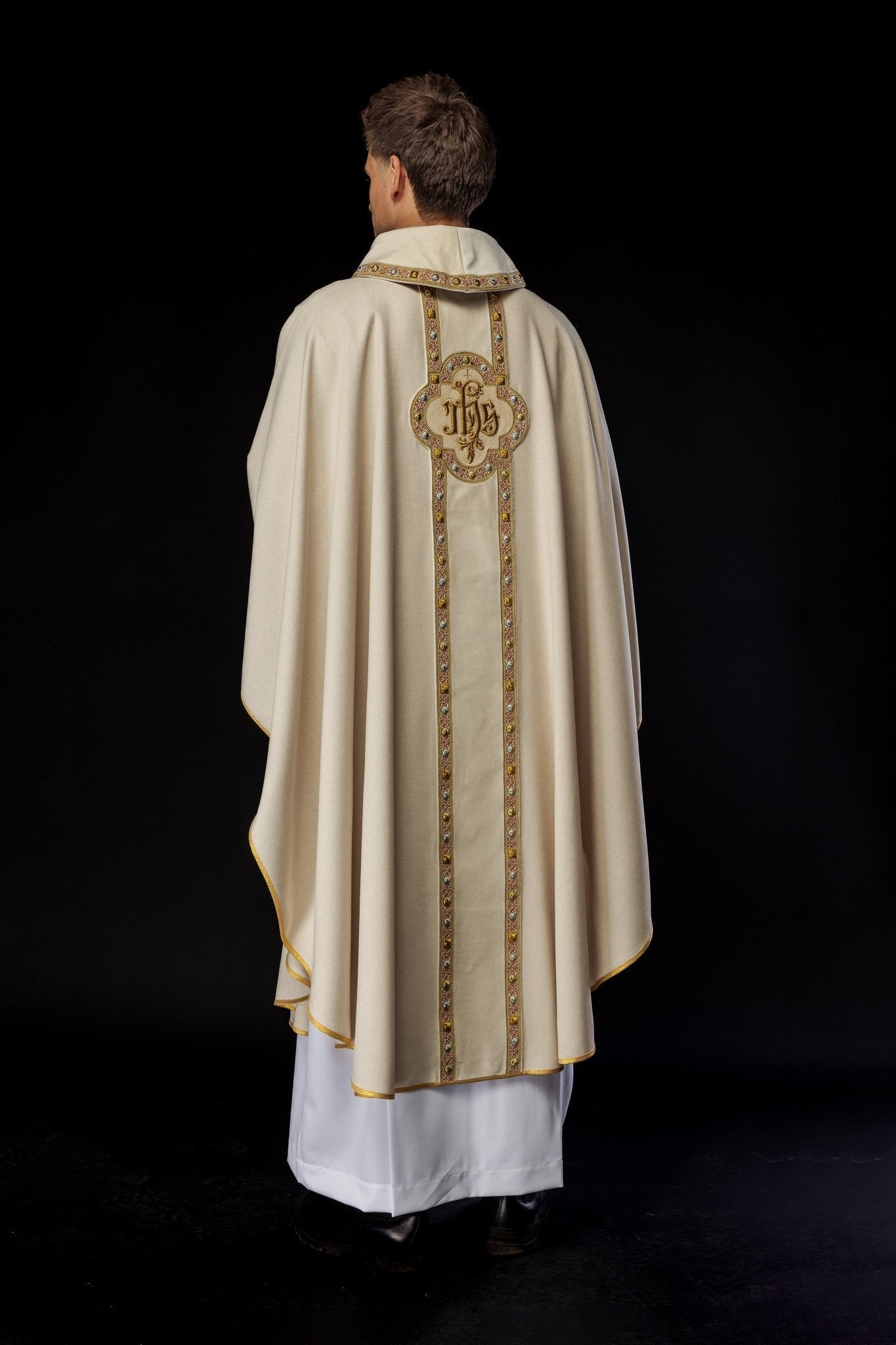 Chasuble with richly embroidered belt and piping around the IHS I collar embroidery in ecru S - 7067 - 05 - 70 - HAFTINAUSA.COM