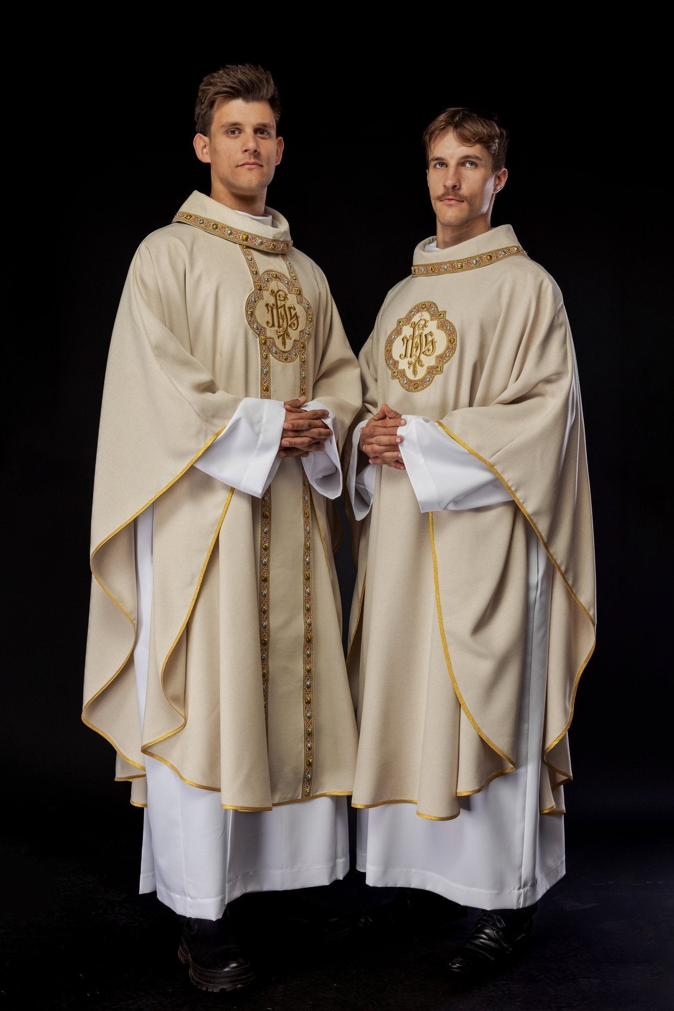 Chasuble with richly embroidered belt and piping around the IHS I collar embroidery in ecru S - 7067 - 05 - 70 - HAFTINAUSA.COM