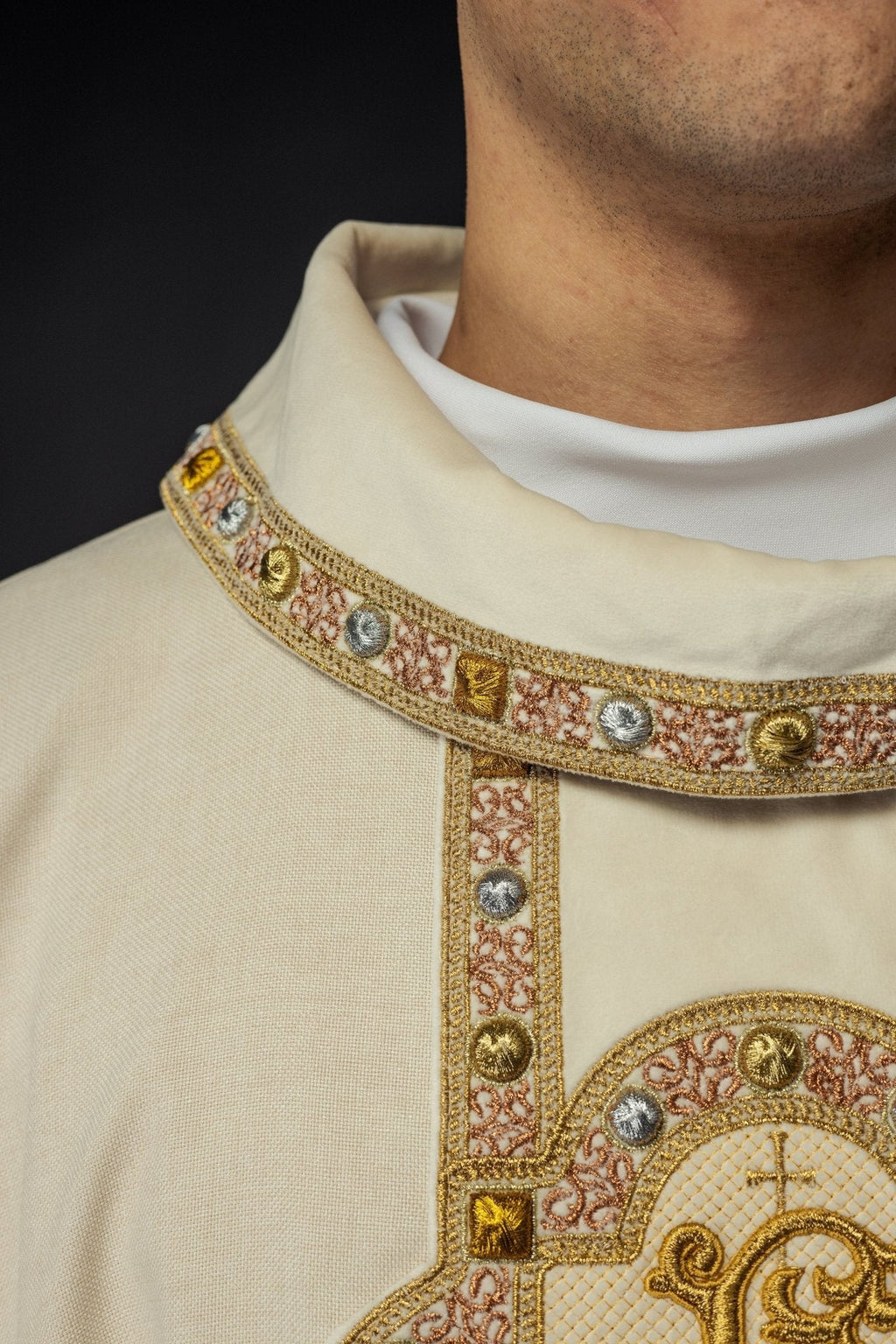 Chasuble with richly embroidered belt and piping around the IHS I collar embroidery in ecru S - 7067 - 05 - 70 - HAFTINAUSA.COM