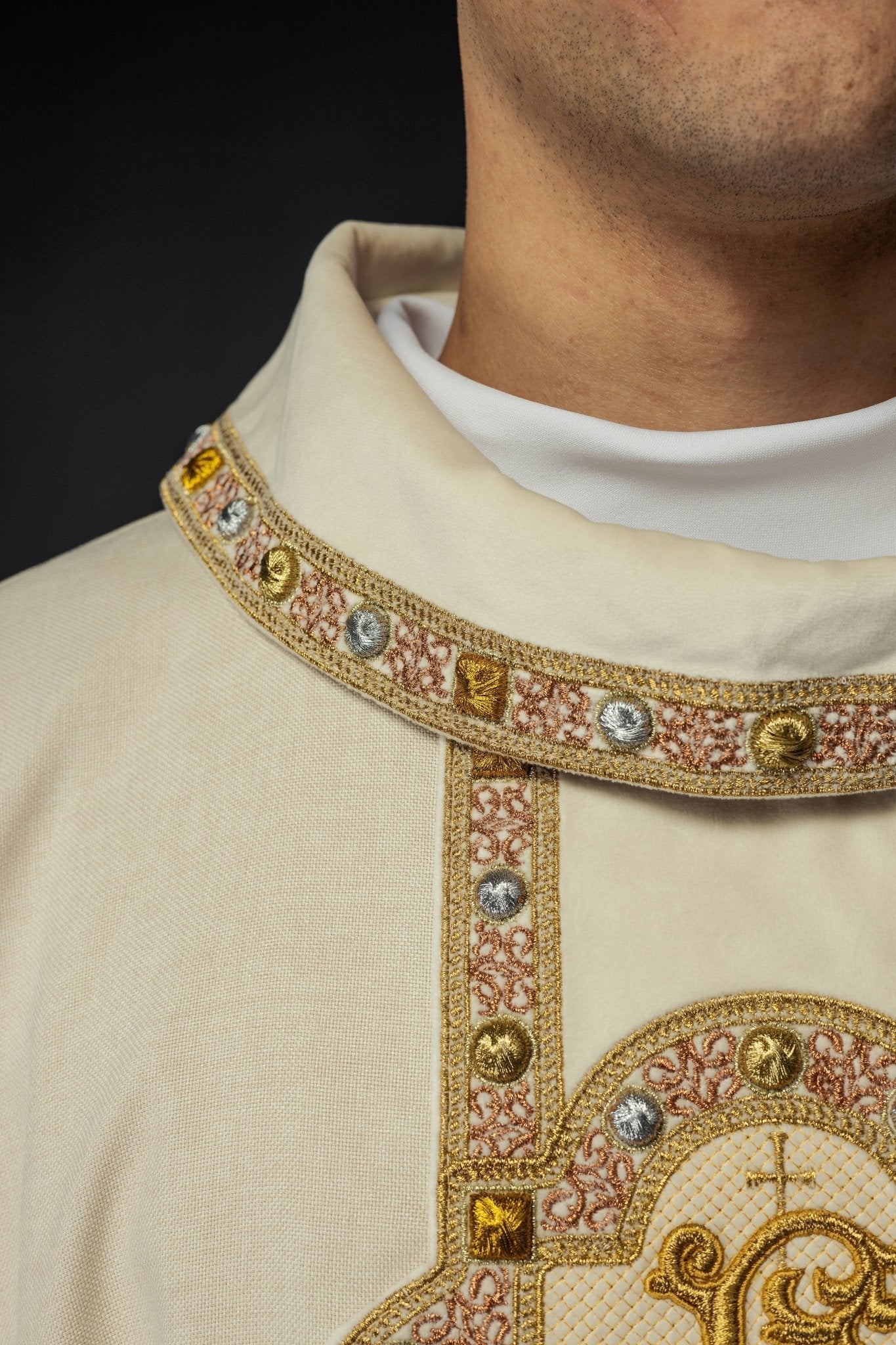 Chasuble with richly embroidered belt and piping around the IHS I collar embroidery in ecru S - 7067 - 05 - 70 - HAFTINAUSA.COM