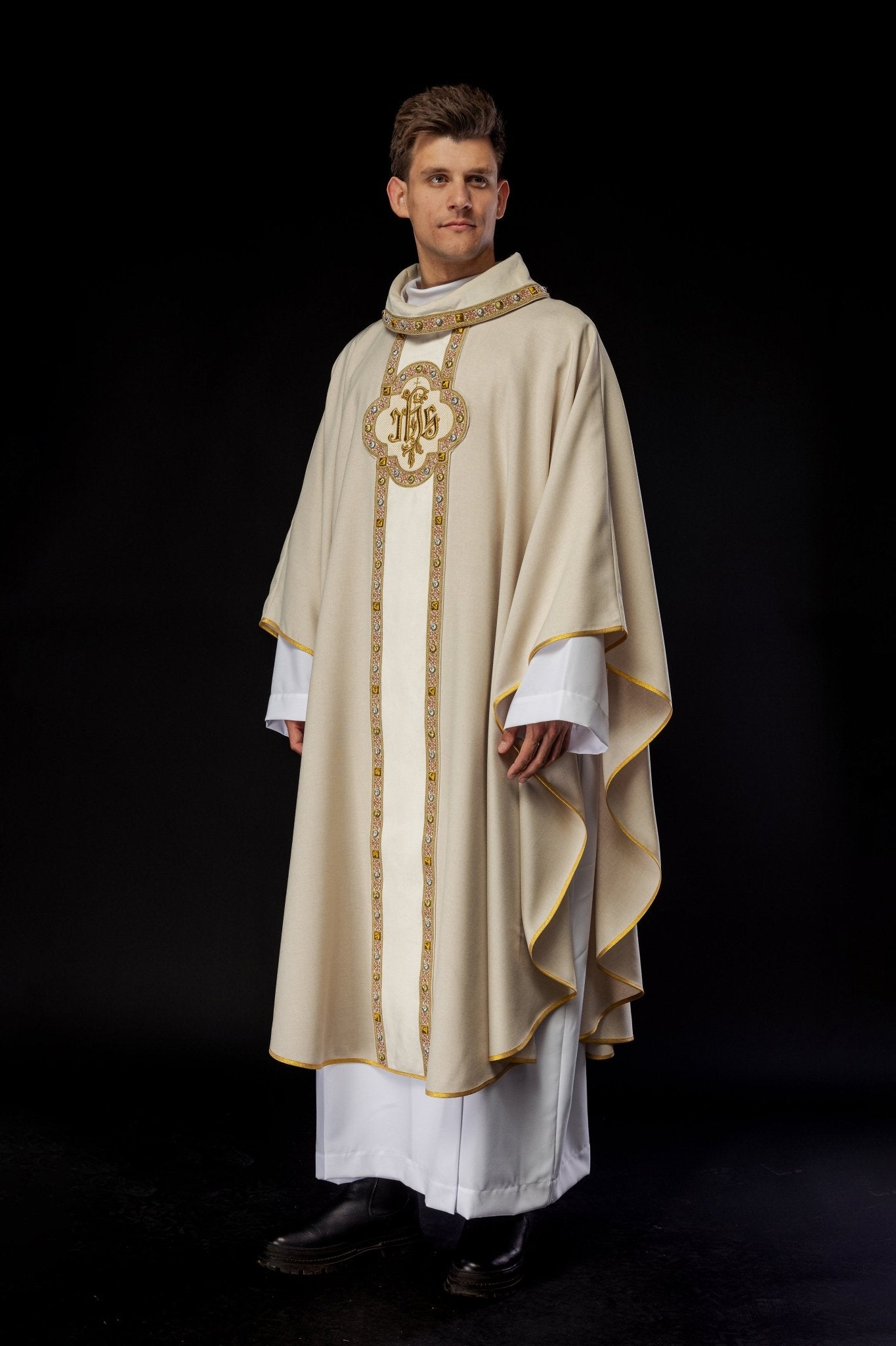 Chasuble with richly embroidered belt and piping around the IHS I collar embroidery in ecru S - 7067 - 05 - 70 - HAFTINAUSA.COM