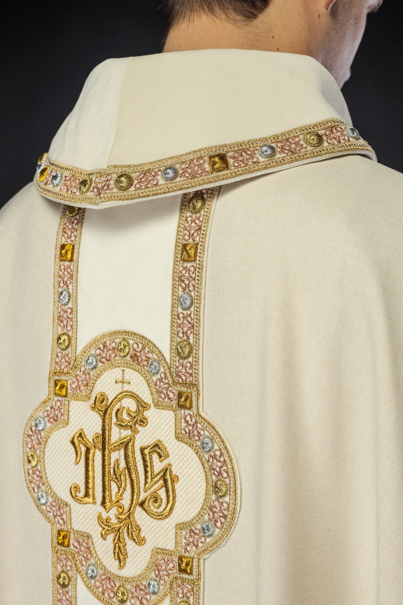 Chasuble with richly embroidered belt and piping around the IHS I collar embroidery in ecru S - 7067 - 05 - 70 - HAFTINAUSA.COM
