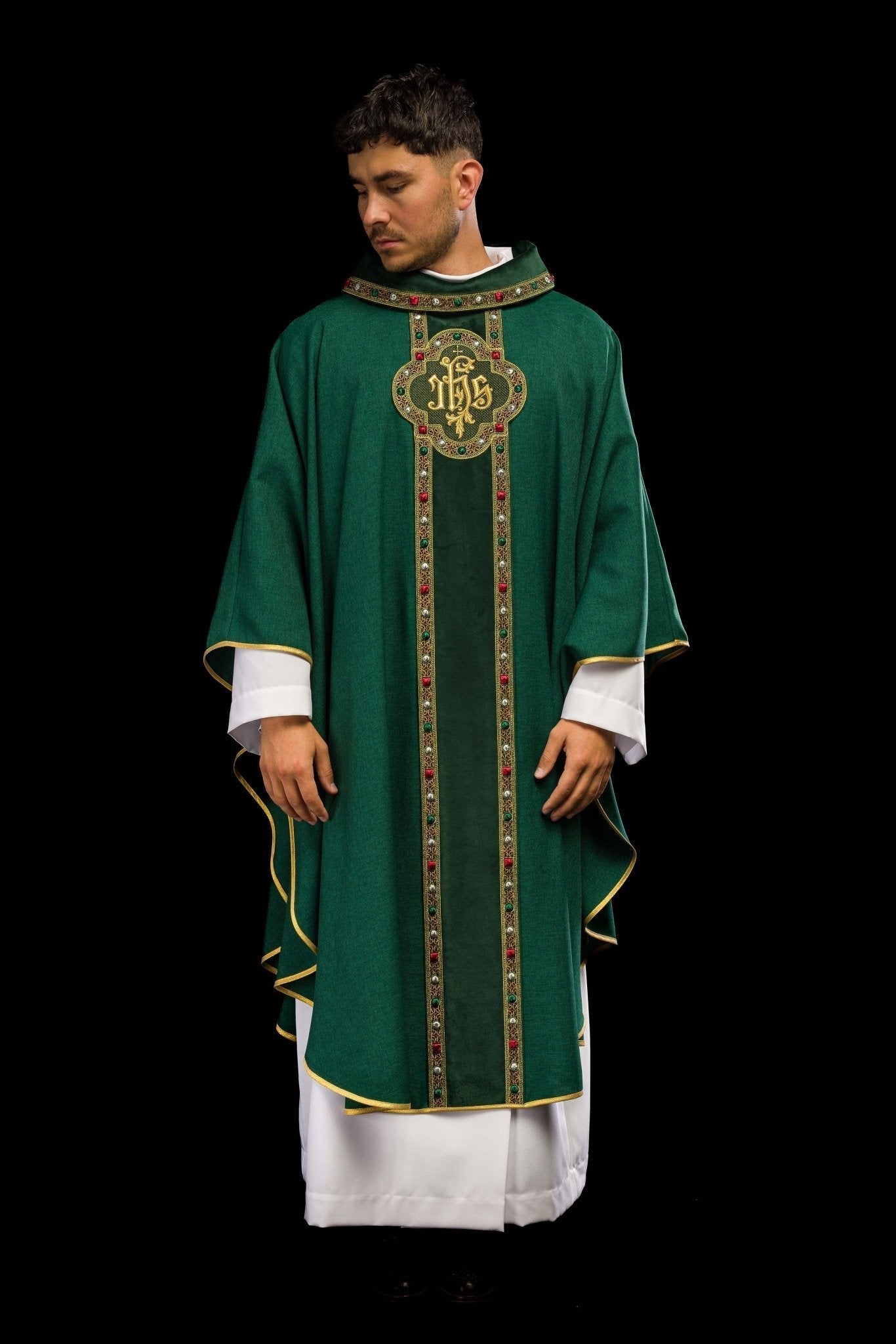 Chasuble with richly embroidered belt and piping around the IHS I collar embroidery in green S - 7067 - 01 - 70 - HAFTINAUSA.COM