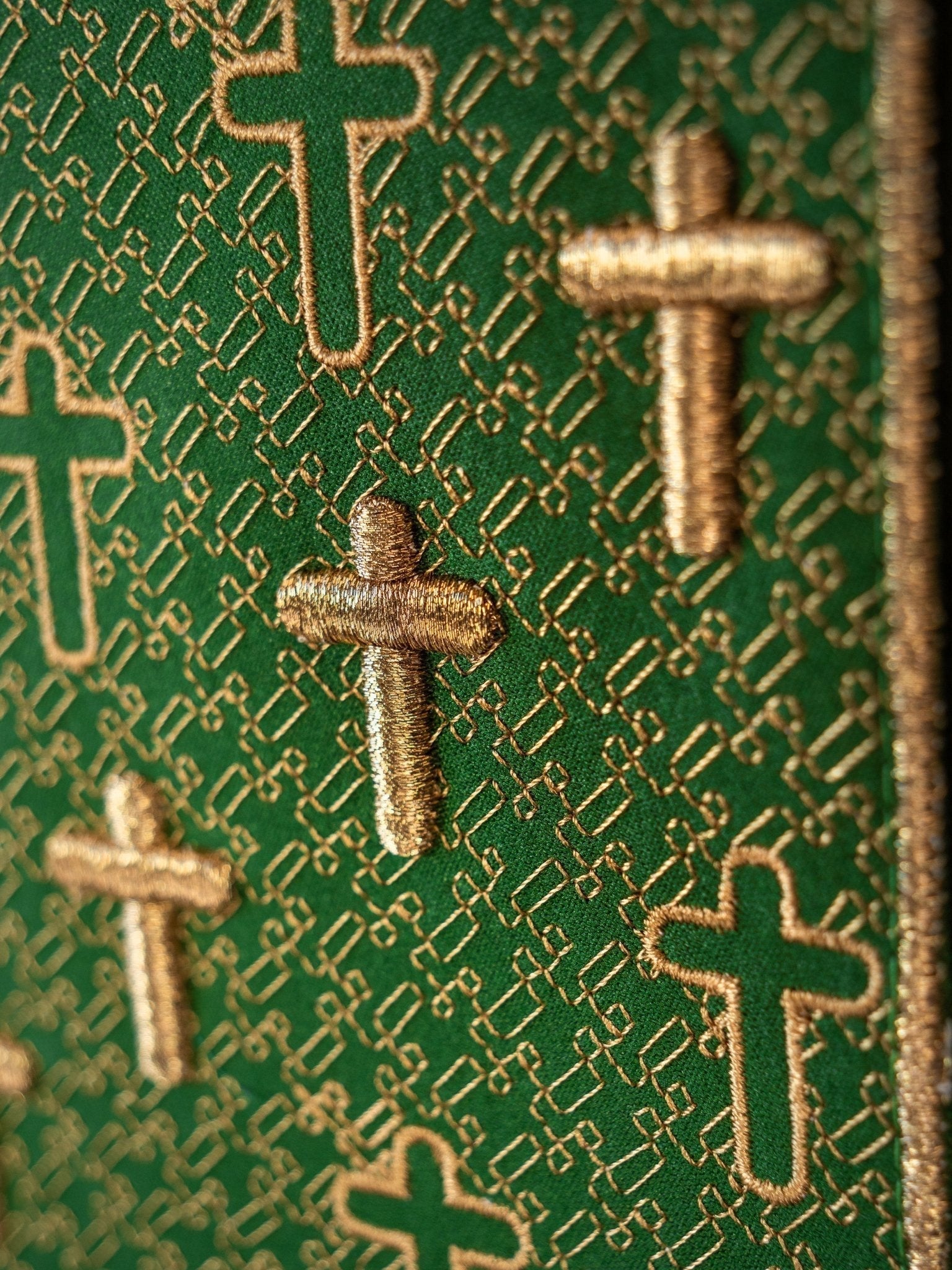 Chasuble with richly embroidered belt in green crosses S - 7062 - 01 - 53 - HAFTINAUSA.COM