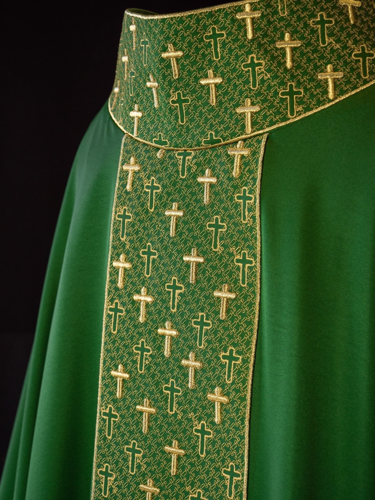 Chasuble with richly embroidered belt in green crosses S - 7062 - 01 - 53 - HAFTINAUSA.COM