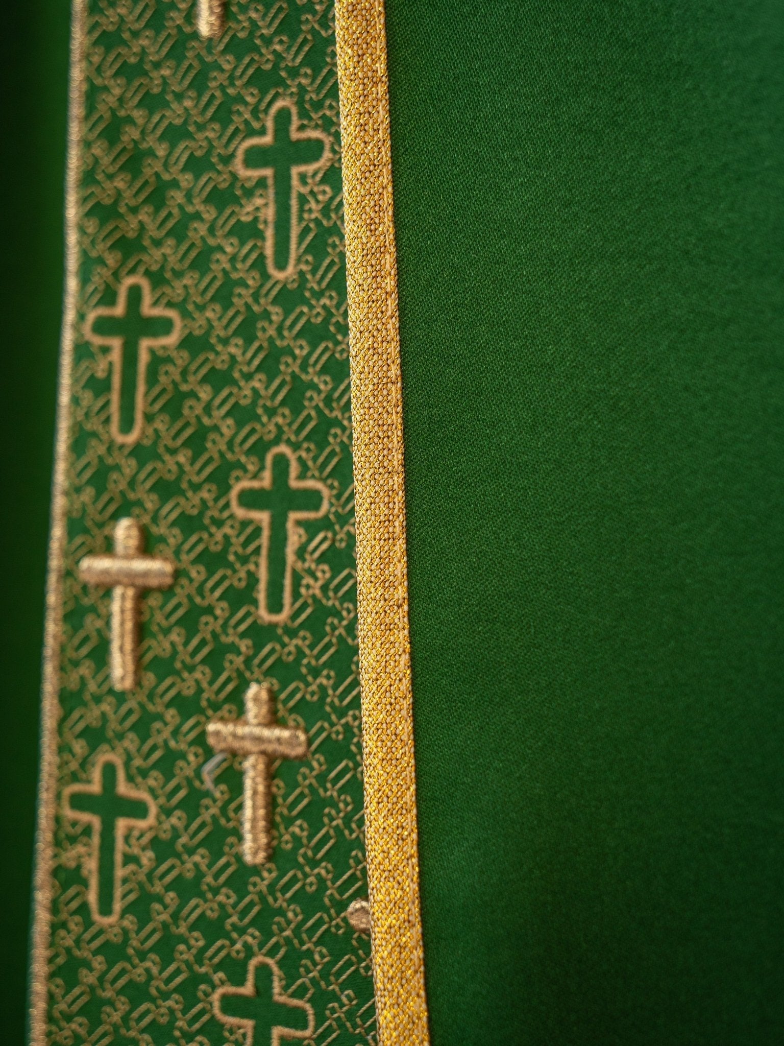 Chasuble with richly embroidered belt in green crosses S - 7062 - 01 - 53 - HAFTINAUSA.COM