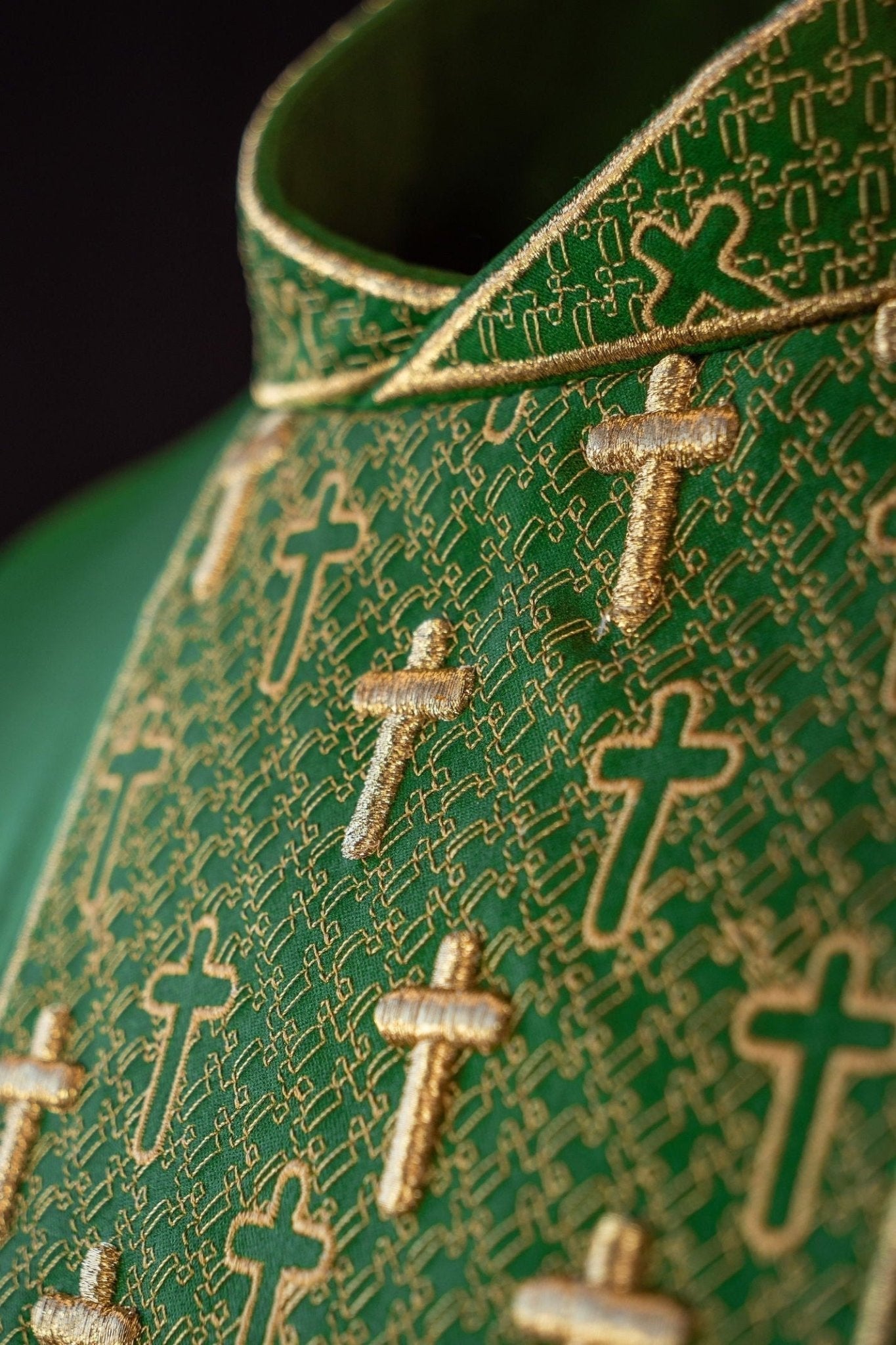 Chasuble with richly embroidered belt in green crosses S - 7062 - 01 - 53 - HAFTINAUSA.COM