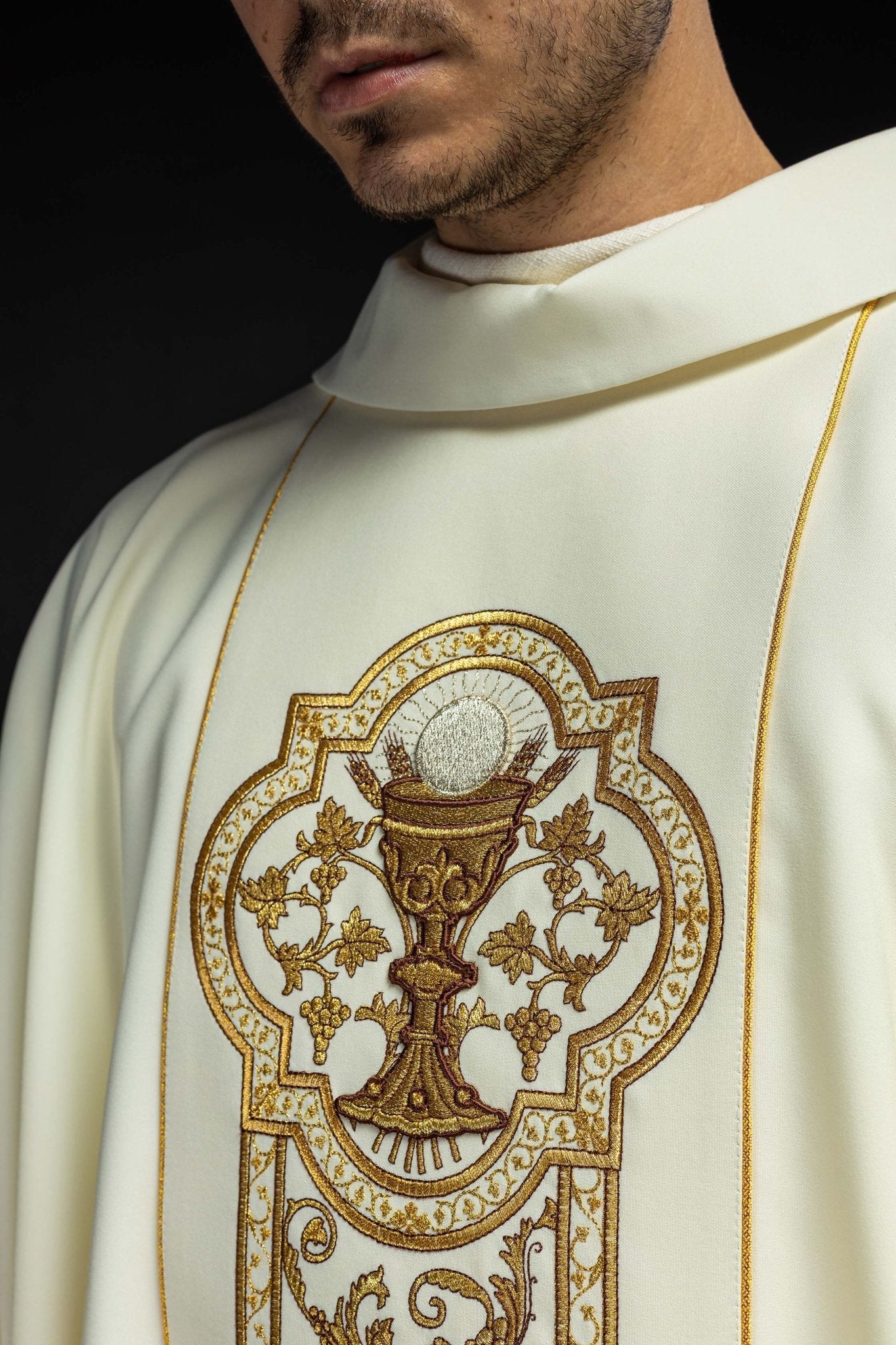 Chasuble with the symbol of the Eucharistic Chalice in ecru KOR/040/05/01 ECRU - HAFTINAUSA.COM