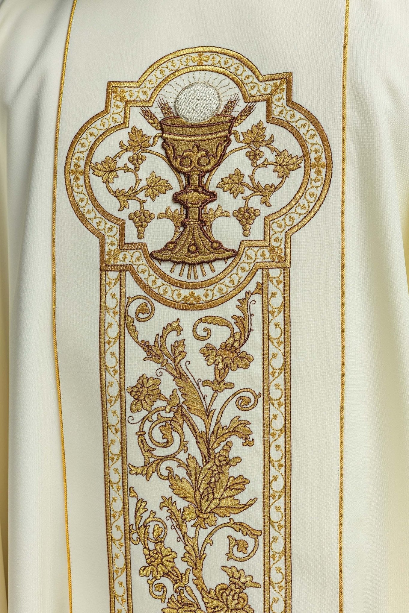 Chasuble with the symbol of the Eucharistic Chalice in ecru KOR/040/05/01 ECRU - HAFTINAUSA.COM