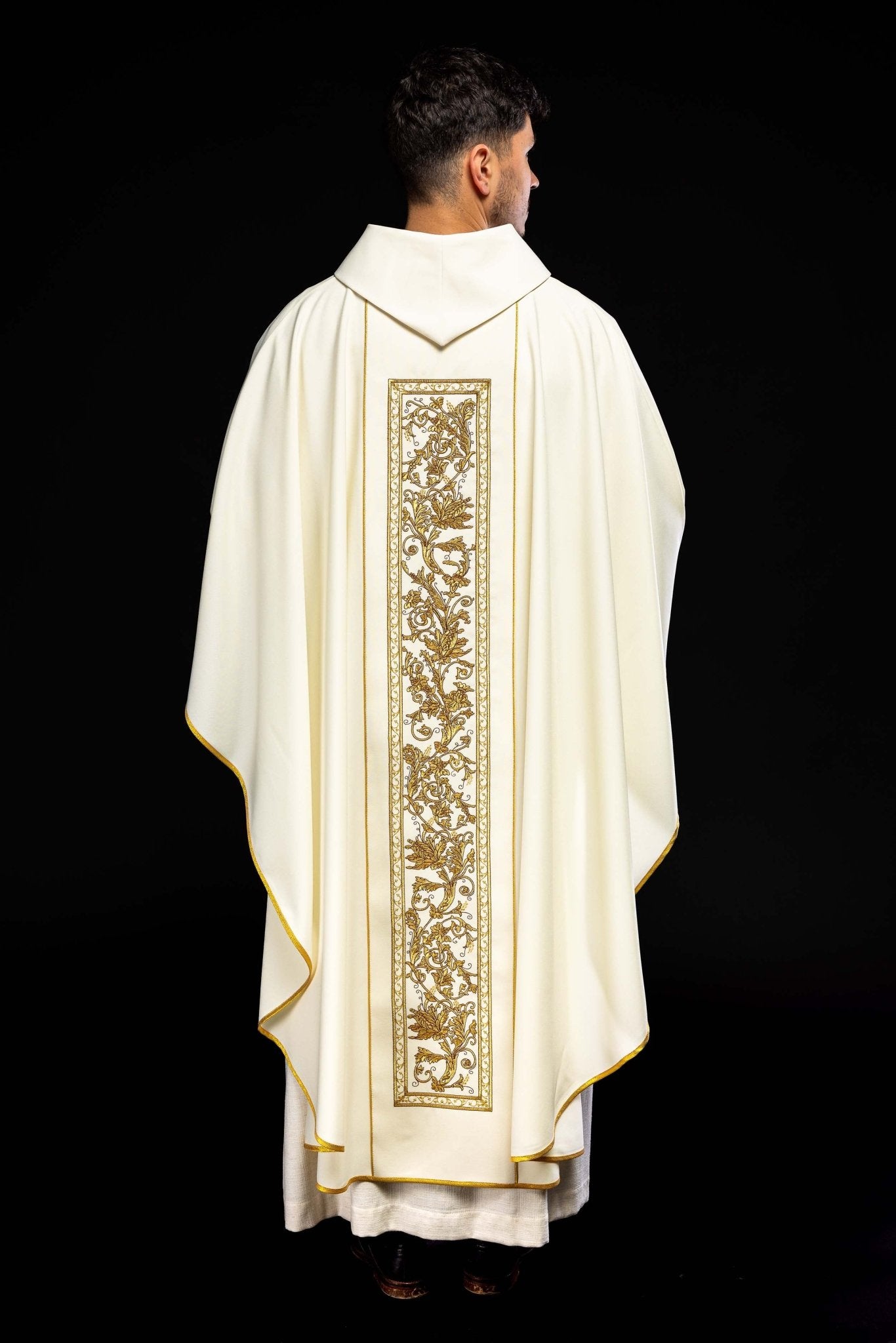 Chasuble with the symbol of the Eucharistic Chalice in ecru KOR/040/05/01 ECRU - HAFTINAUSA.COM