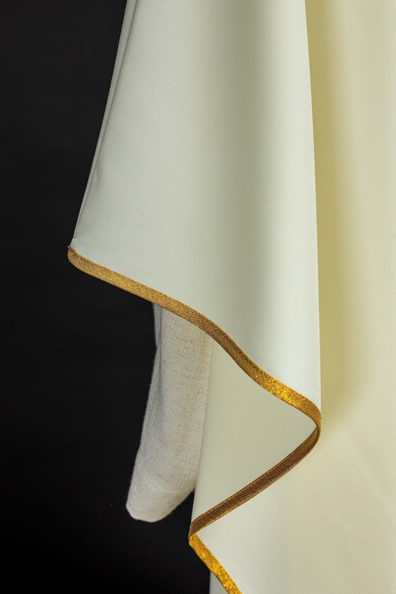 Chasuble with the symbol of the Eucharistic Chalice in ecru KOR/040/05/01 ECRU - HAFTINAUSA.COM