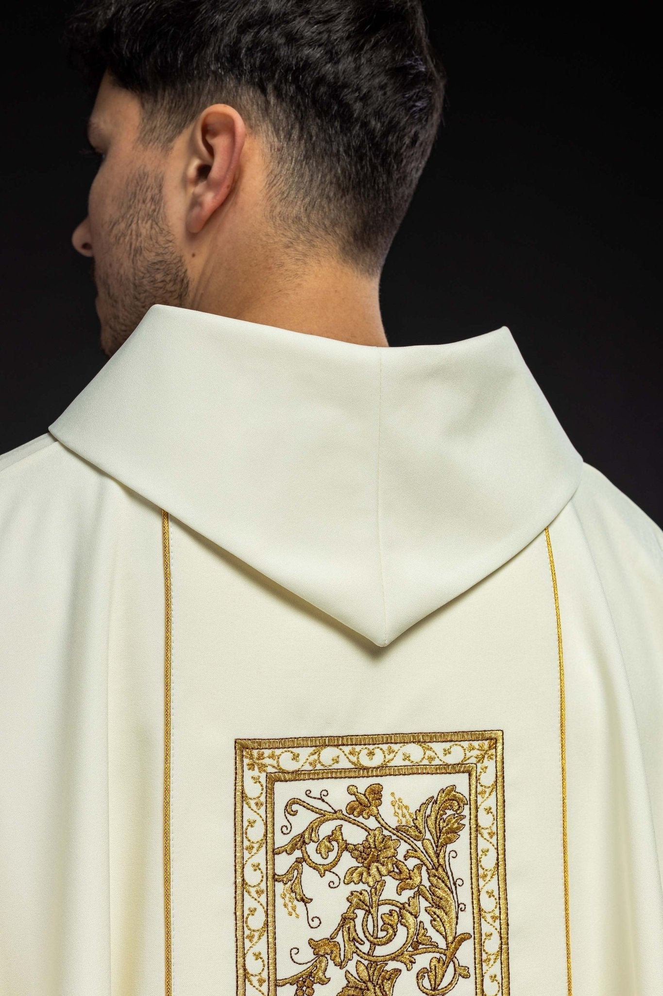Chasuble with the symbol of the Eucharistic Chalice in ecru KOR/040/05/01 ECRU - HAFTINAUSA.COM