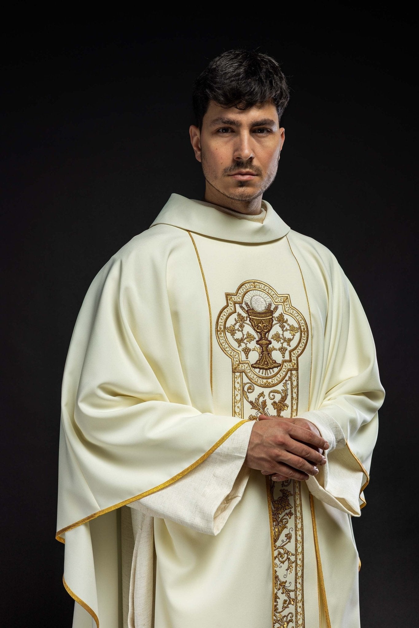 Chasuble with the symbol of the Eucharistic Chalice in ecru KOR/040/05/01 ECRU - HAFTINAUSA.COM