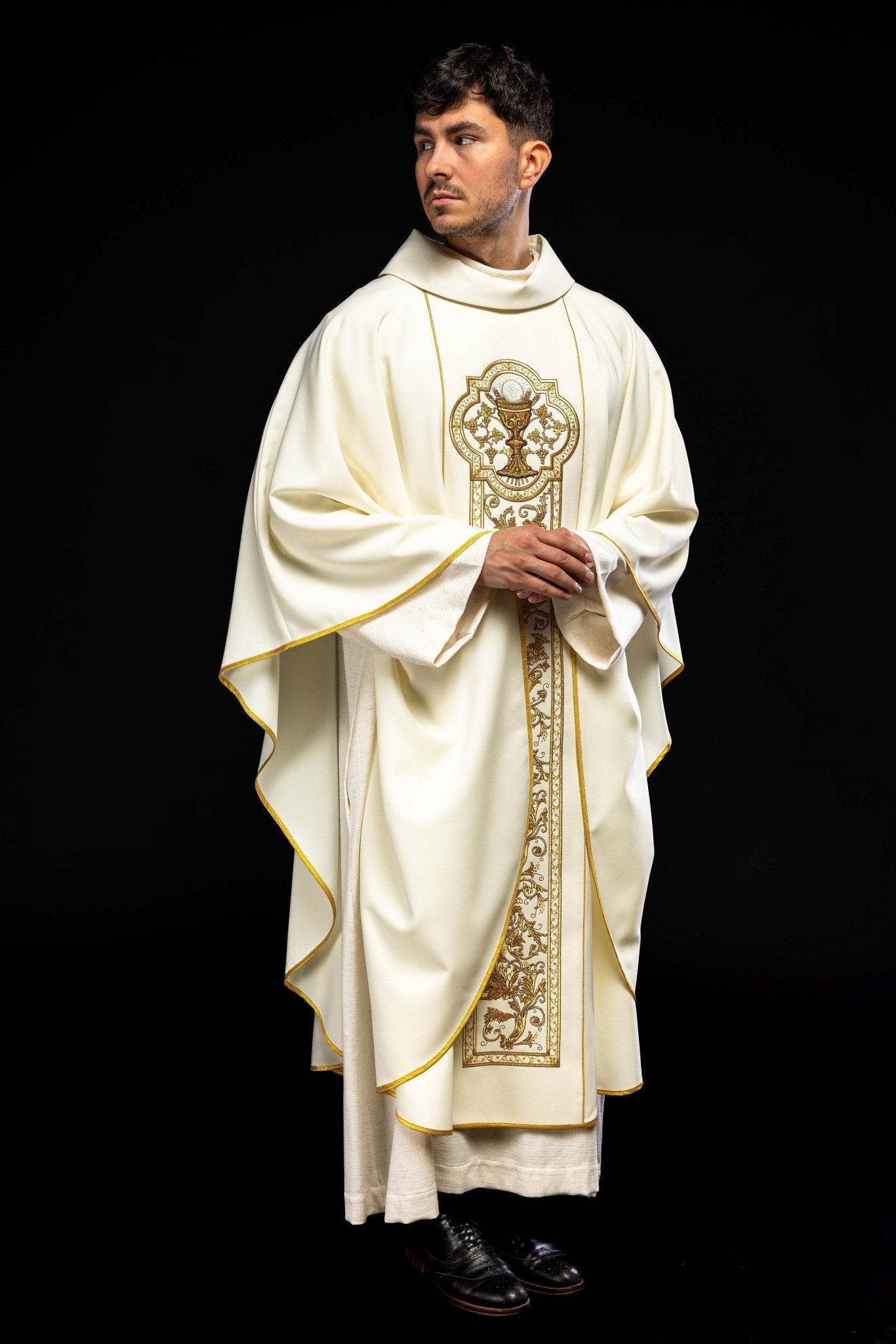 Chasuble with the symbol of the Eucharistic Chalice in ecru KOR/040/05/01 ECRU - HAFTINAUSA.COM