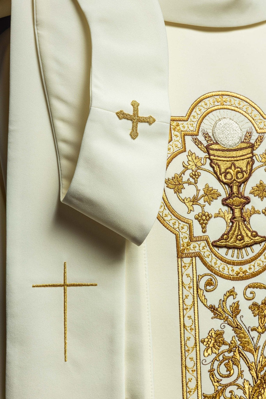 Chasuble with the symbol of the Eucharistic Chalice in ecru KOR/040/05/01 ECRU - HAFTINAUSA.COM